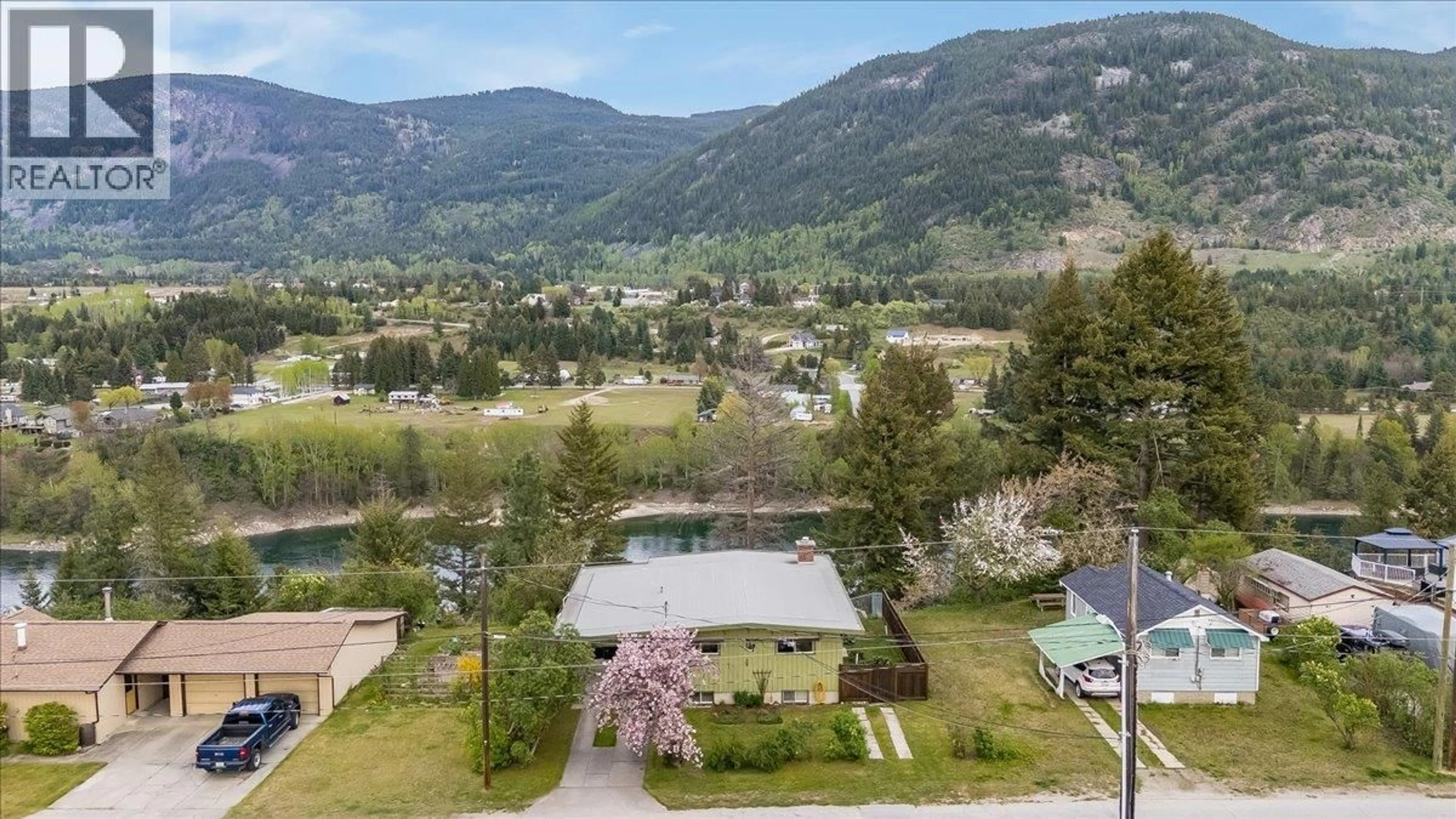 A pic from outside/outdoor area/front of a property/back of a property/a pic from drone, mountain view for 2641 4TH AVENUE, Castlegar British Columbia V1N2S1
