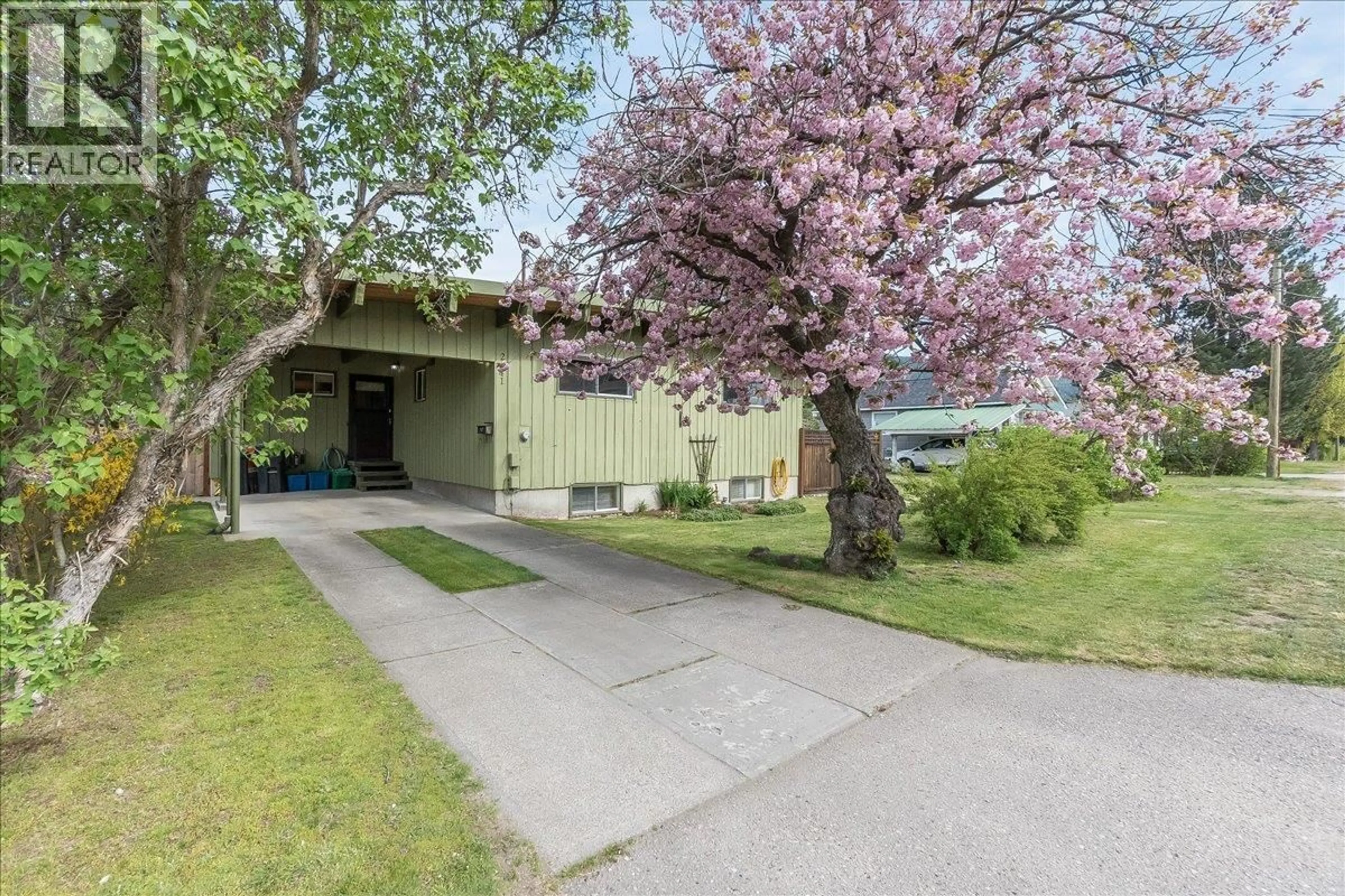 Patio, street for 2641 4TH AVENUE, Castlegar British Columbia V1N2S1