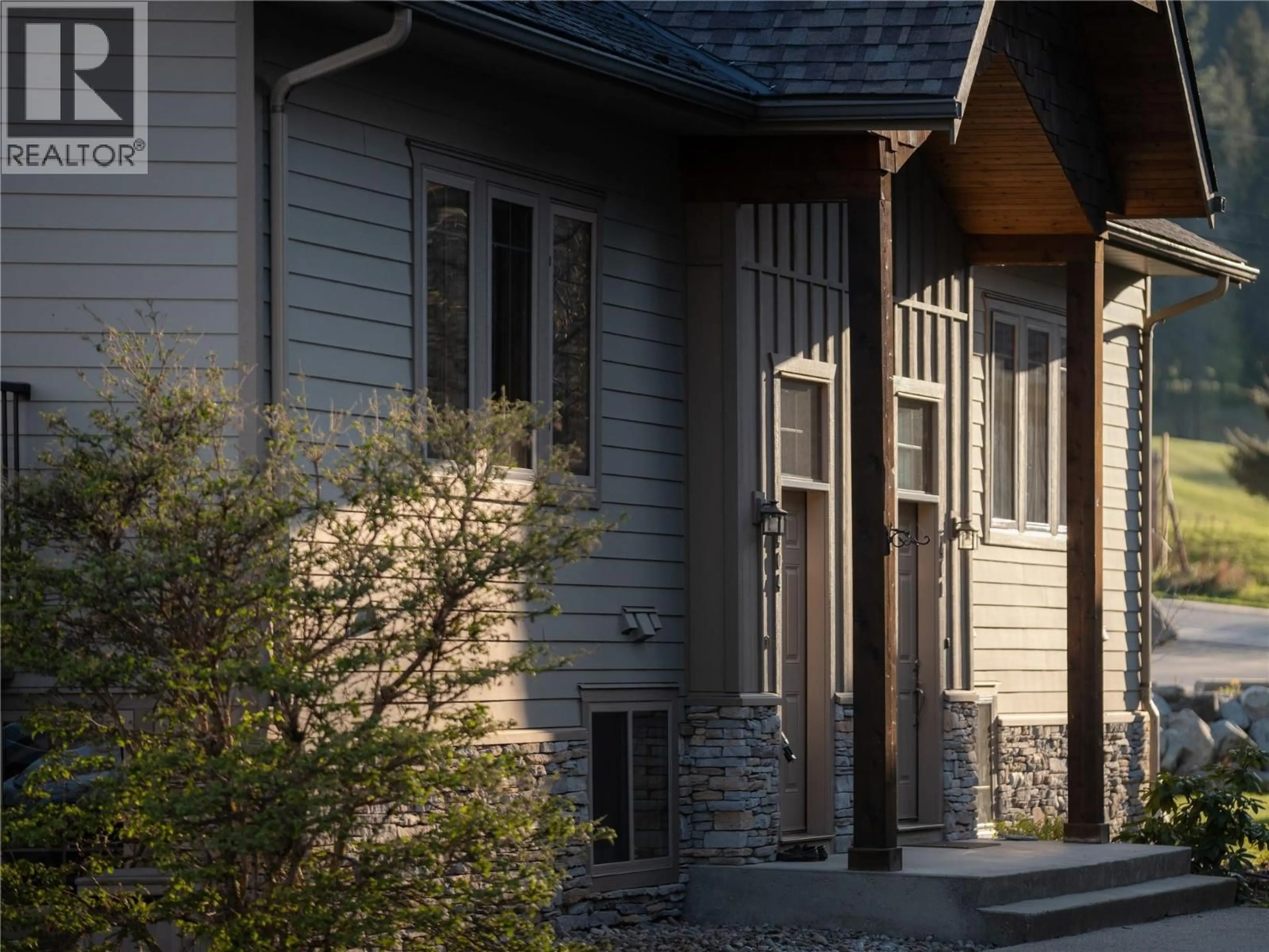 Home with vinyl exterior material, street for 404 - 1901 CHOQUETTE AVENUE, Nelson British Columbia V1L7B8