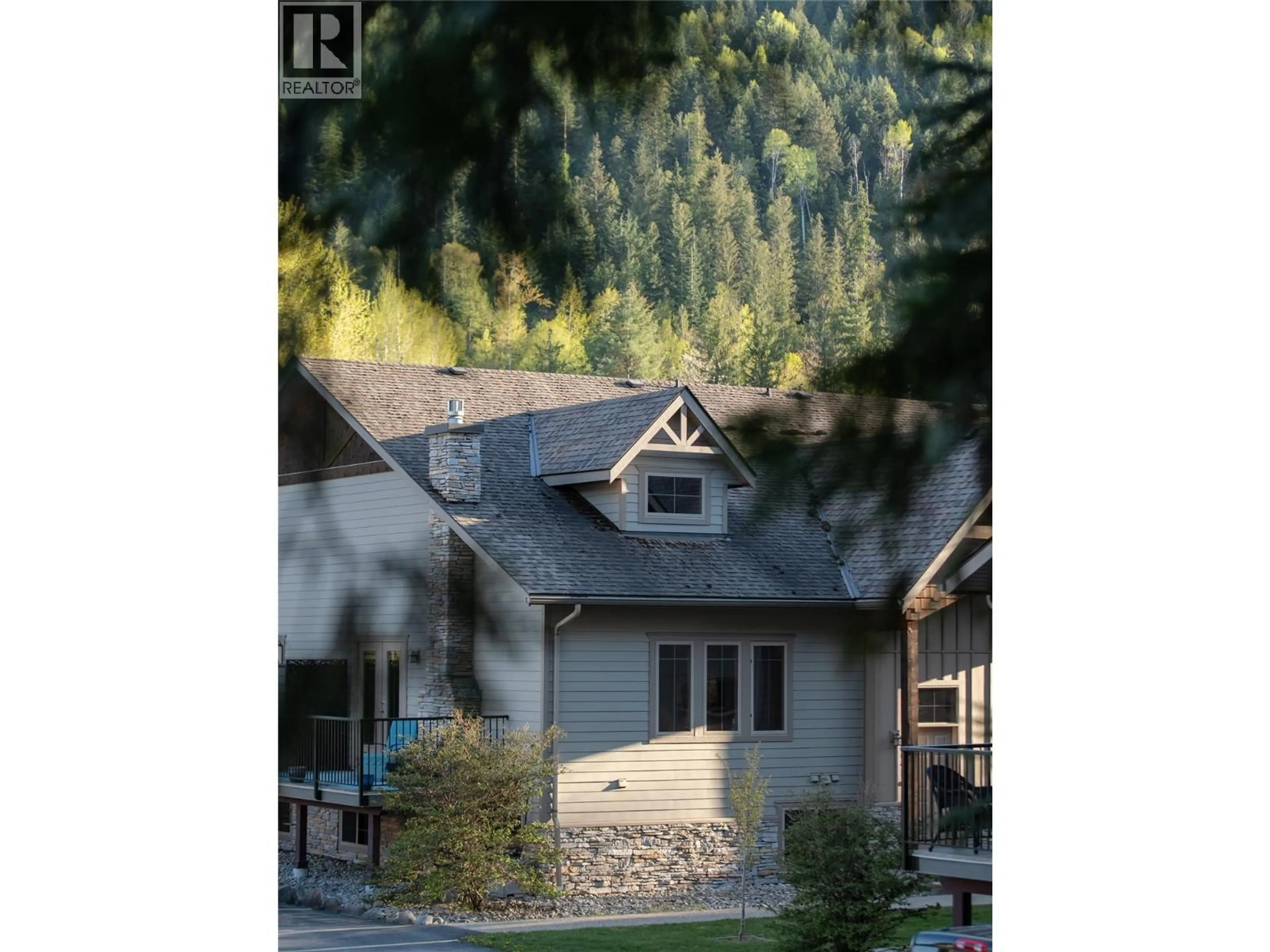 A pic from outside/outdoor area/front of a property/back of a property/a pic from drone, unknown for 404 - 1901 CHOQUETTE AVENUE, Nelson British Columbia V1L7B8