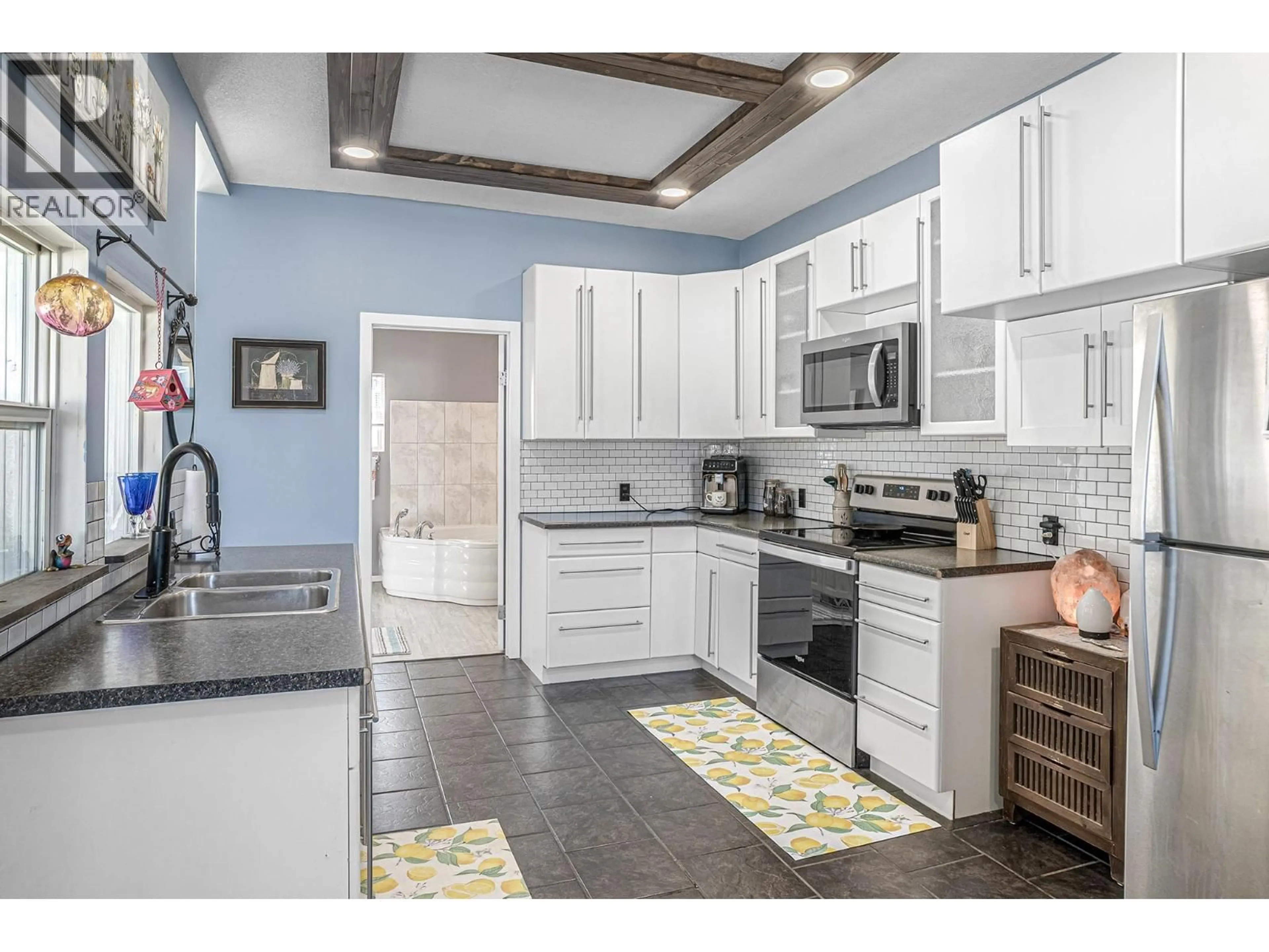 Open concept kitchen, ceramic/tile floor for 432 9TH AVENUE SOUTH, Creston British Columbia V0B1G3
