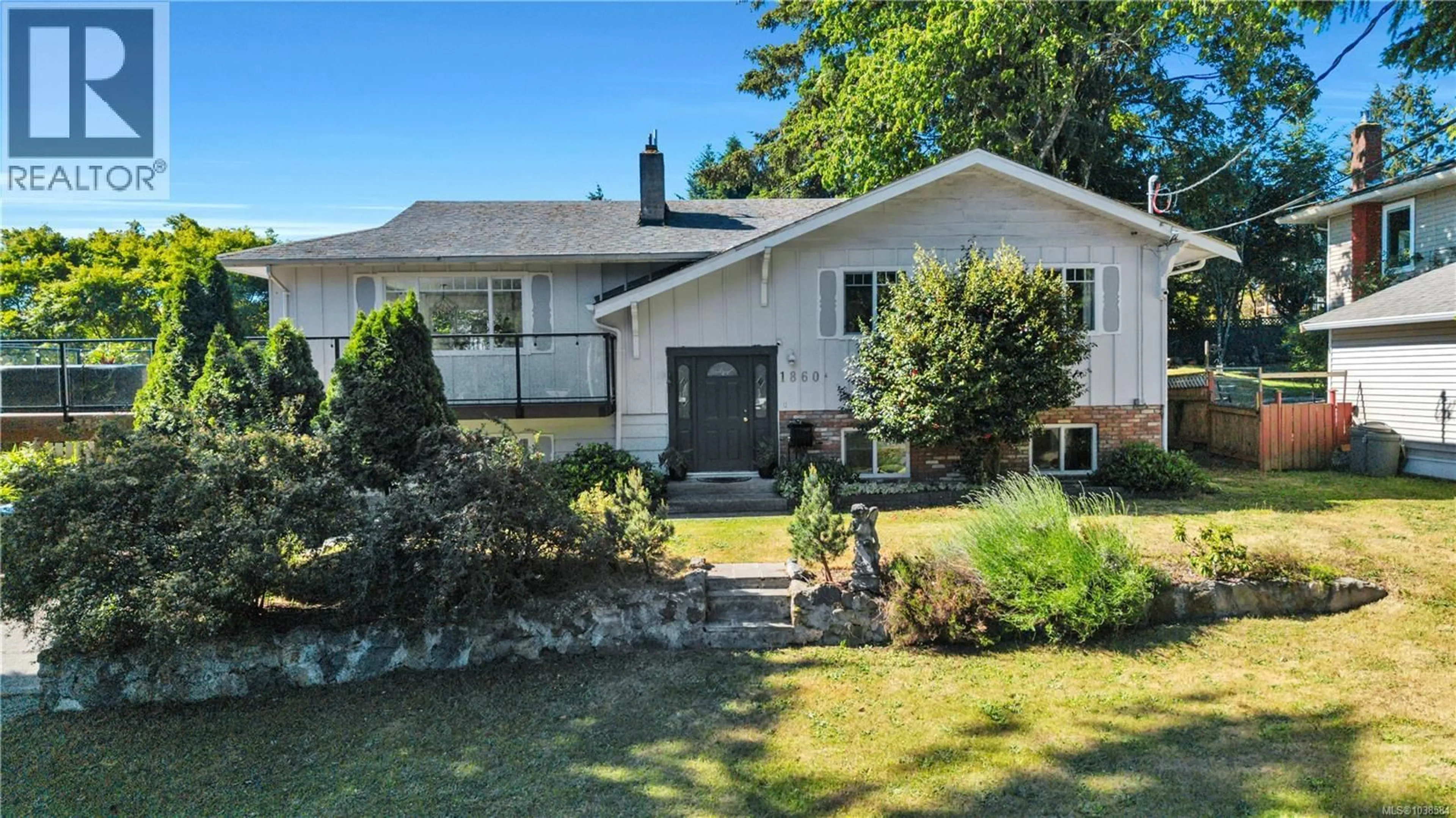Home with vinyl exterior material, street for 1860 BAY STREET, Nanaimo British Columbia V9T3A3