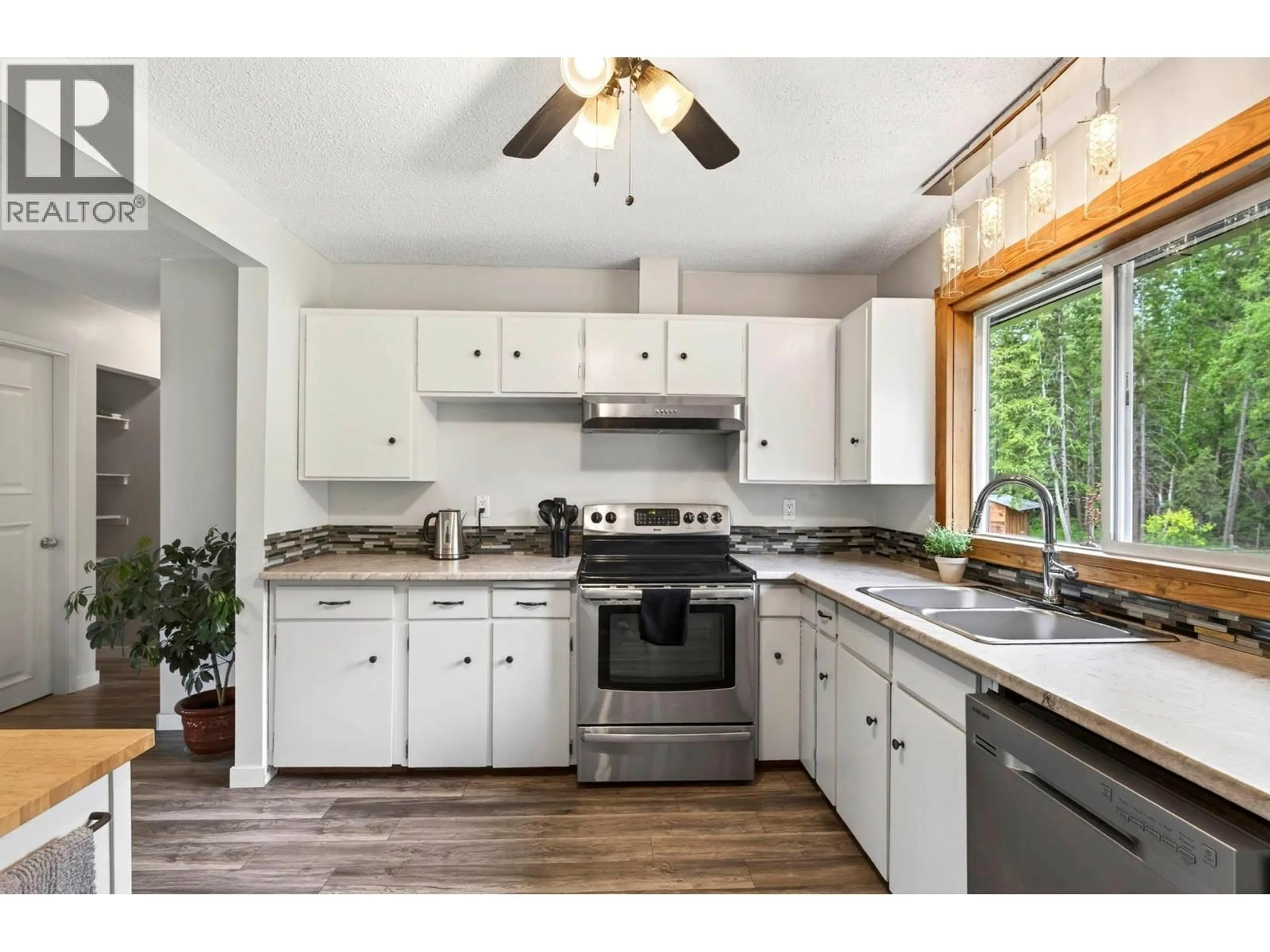 Open concept kitchen, unknown for 366 JOYCE LANE, Clearwater British Columbia V0E1N1