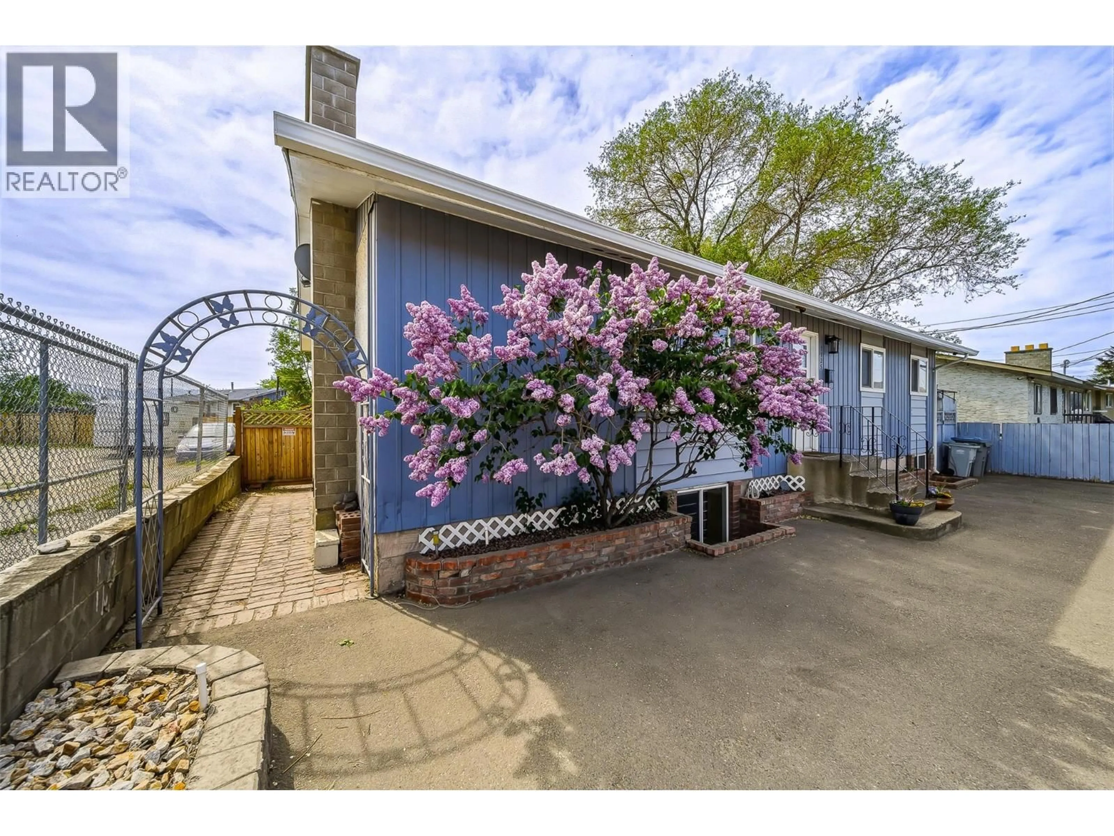 A pic from outside/outdoor area/front of a property/back of a property/a pic from drone, street for 1125 HALSTON AVENUE, Kamloops British Columbia V2B2C2
