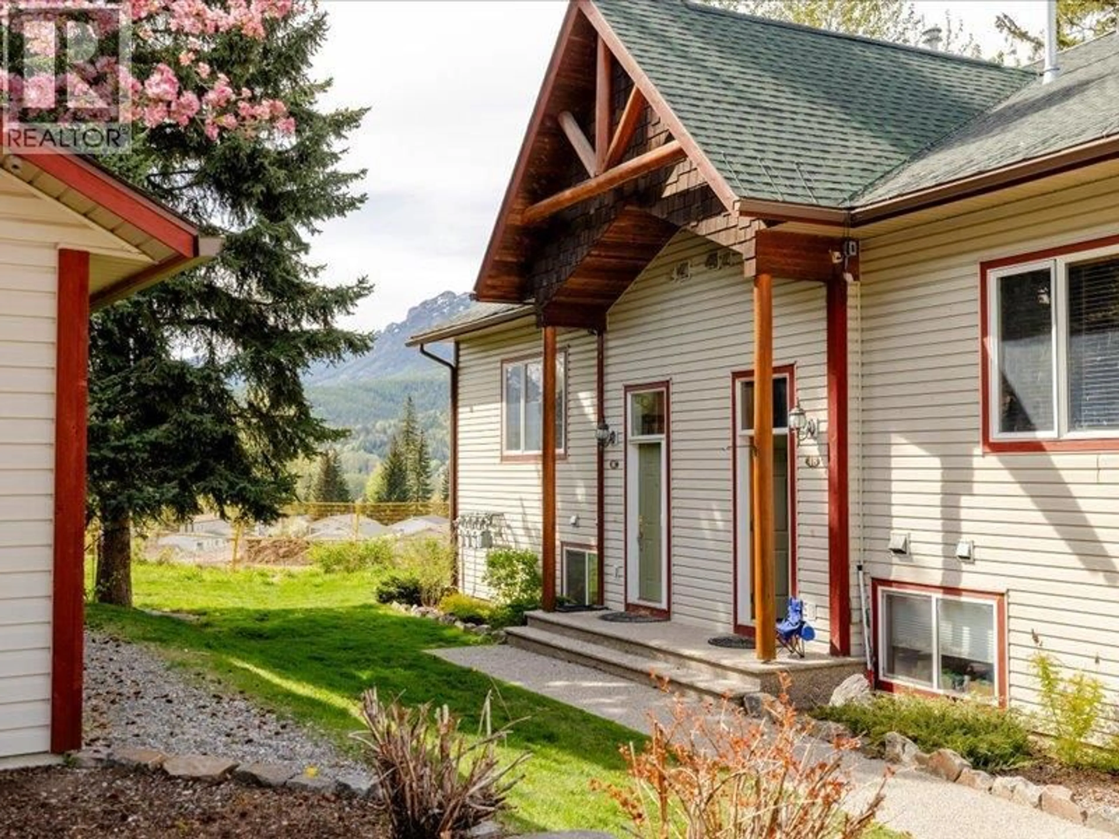 Home with vinyl exterior material, mountain view for 4C SPRUCE PLACE, Fernie British Columbia V0B1M4