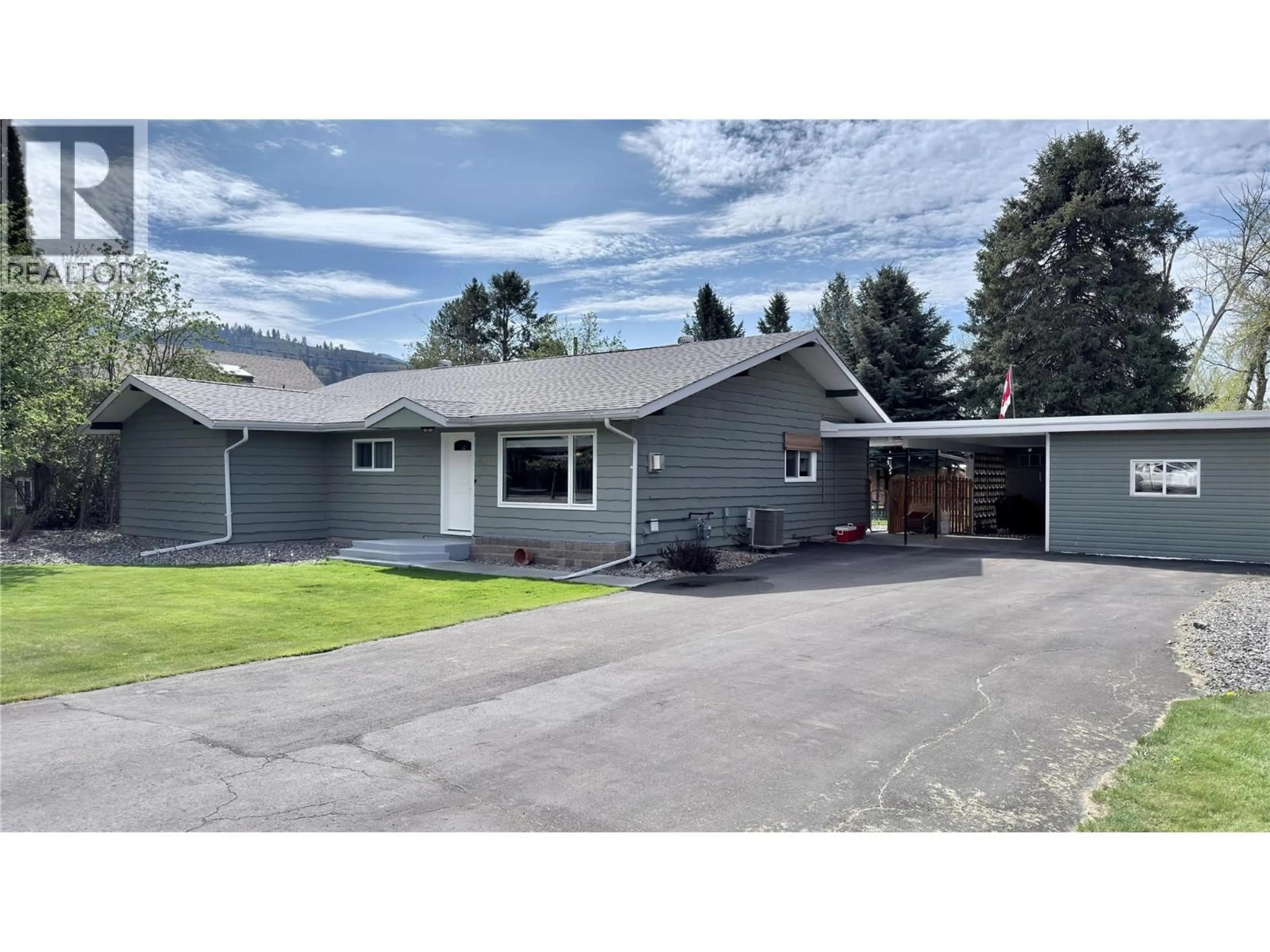 A pic from outside/outdoor area/front of a property/back of a property/a pic from drone, street for 492 FOURTH AVENUE, Midway British Columbia V0H1M0