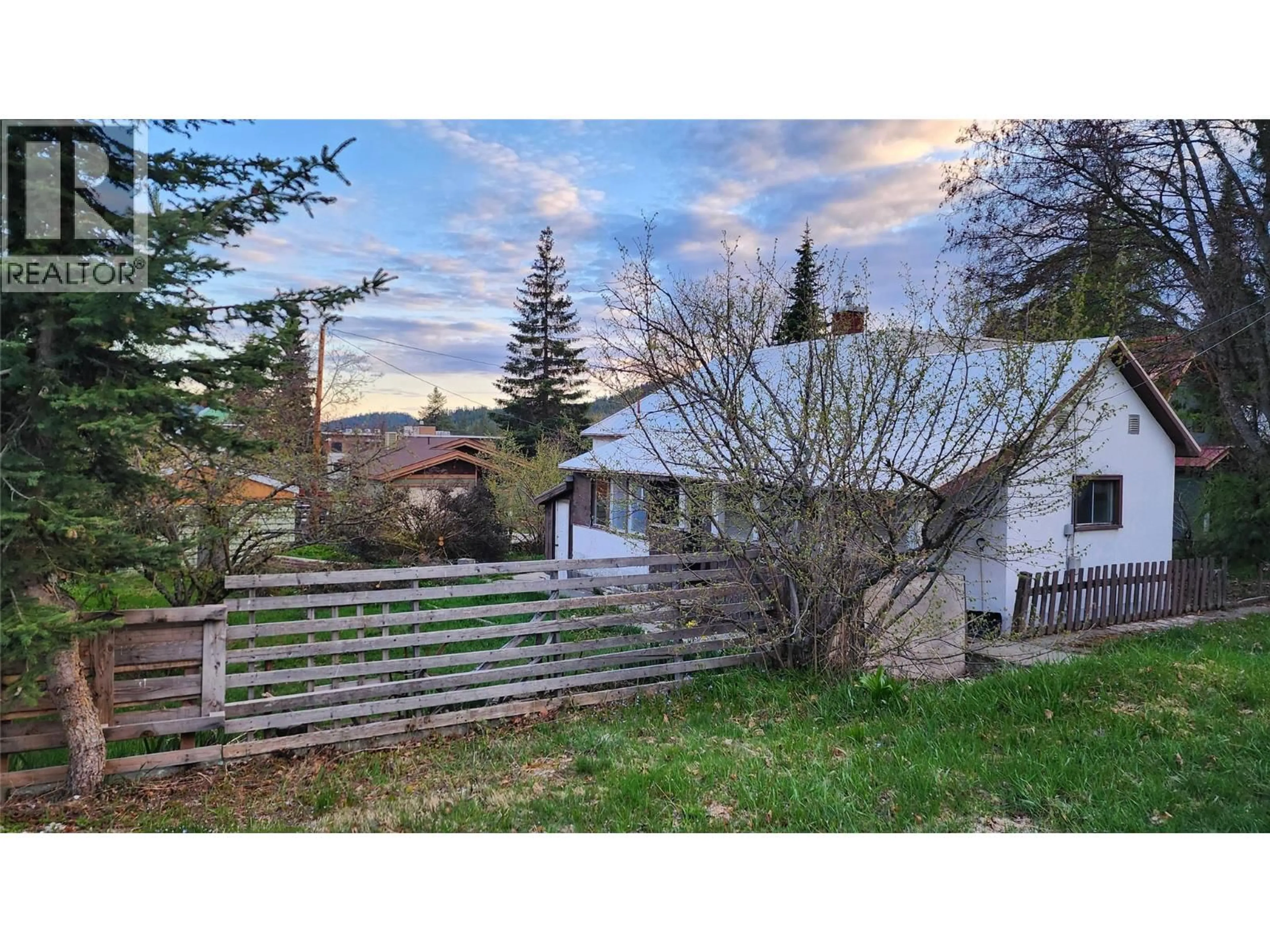 A pic from outside/outdoor area/front of a property/back of a property/a pic from drone, mountain view for 1947 FIFTH AVENUE, Rossland British Columbia V0G1Y0