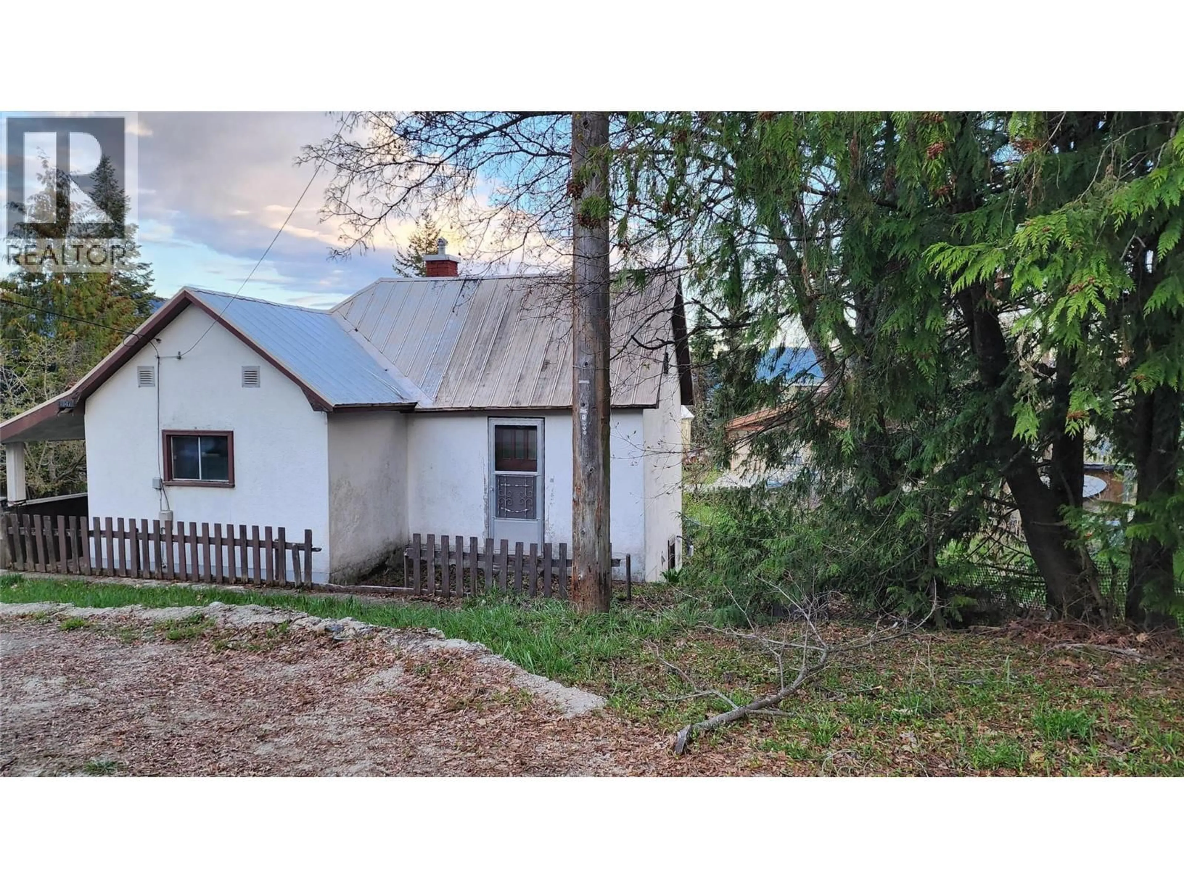A pic from outside/outdoor area/front of a property/back of a property/a pic from drone, street for 1947 FIFTH AVENUE, Rossland British Columbia V0G1Y0