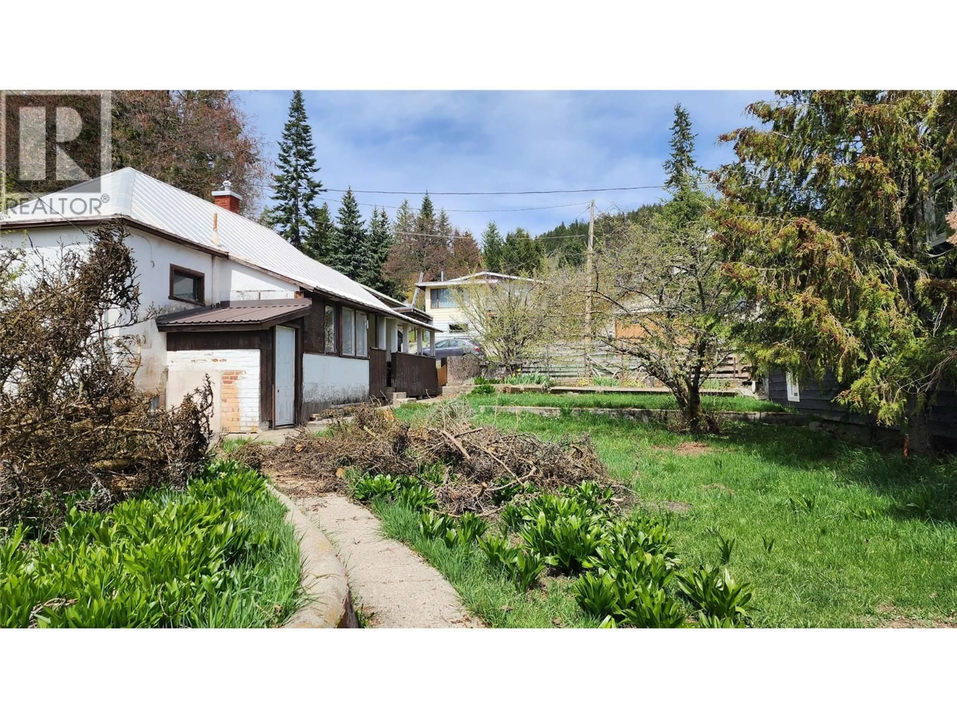A pic from outside/outdoor area/front of a property/back of a property/a pic from drone, unknown for 1947 FIFTH AVENUE, Rossland British Columbia V0G1Y0