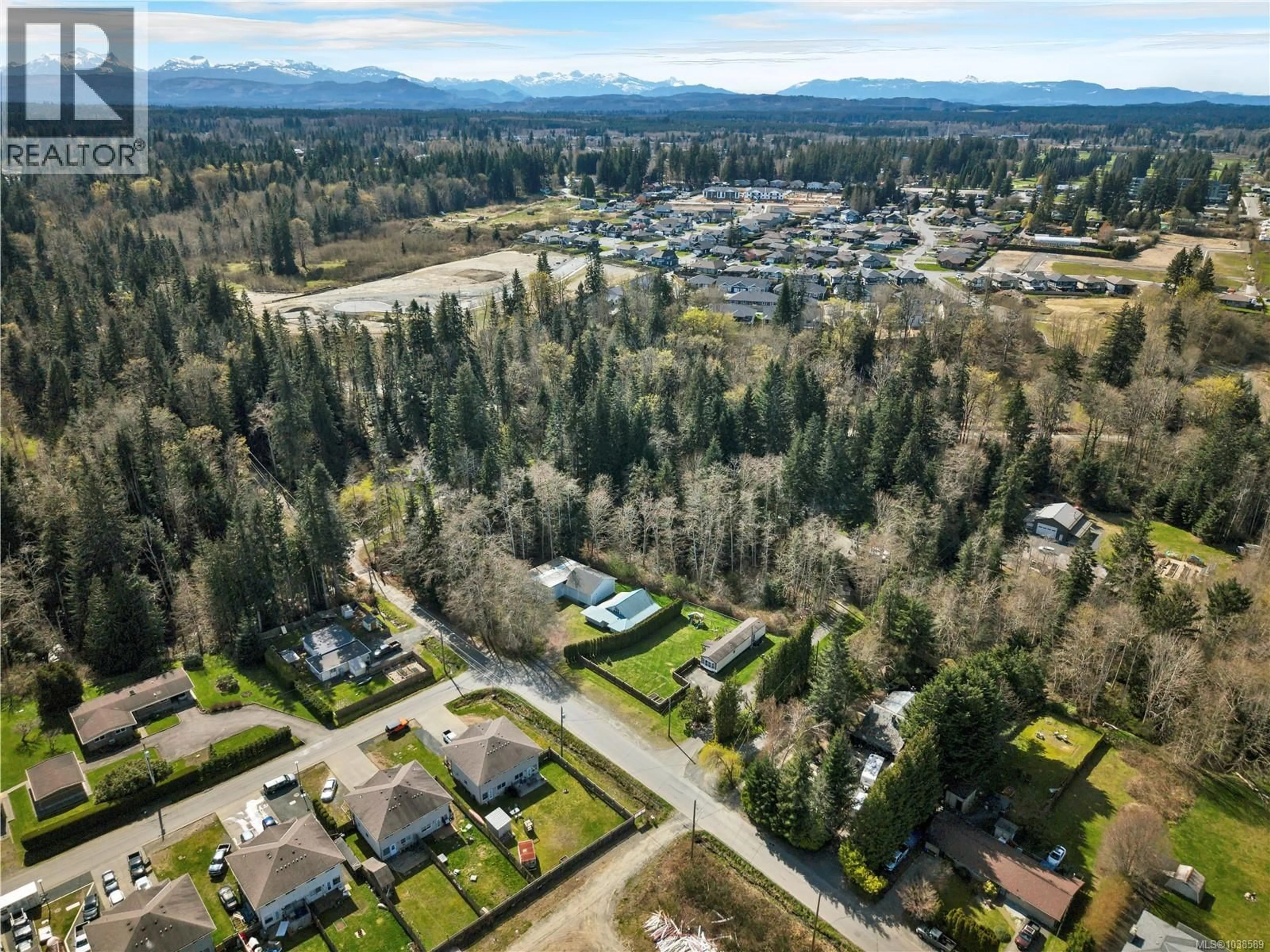 A pic from outside/outdoor area/front of a property/back of a property/a pic from drone, mountain view for 670 HOMEWOOD ROAD, Campbell River British Columbia V9W3N5