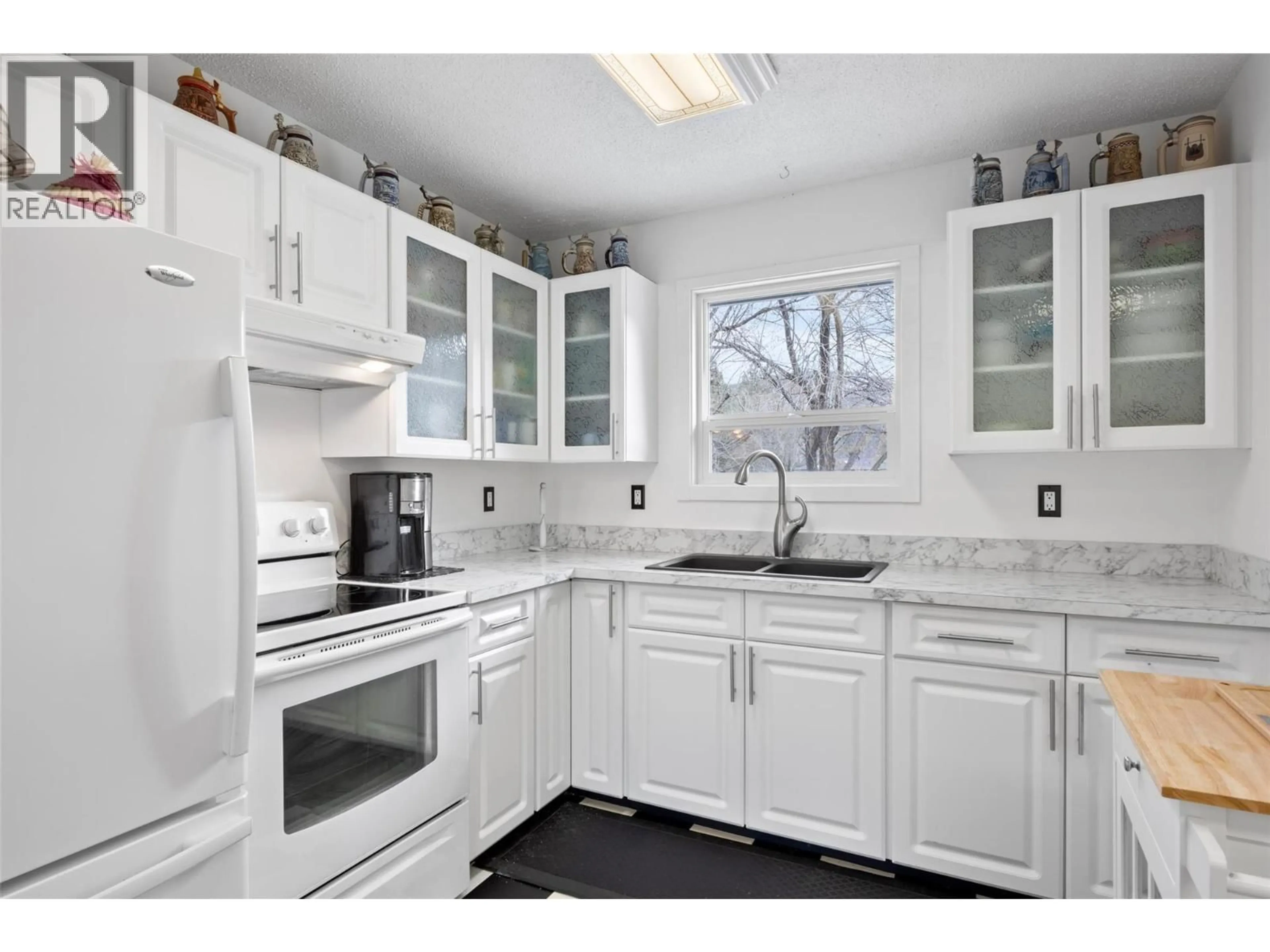 Standard kitchen, ceramic/tile floor for 1185 HIGHRIDGE DRIVE, Kamloops British Columbia V2C5G5