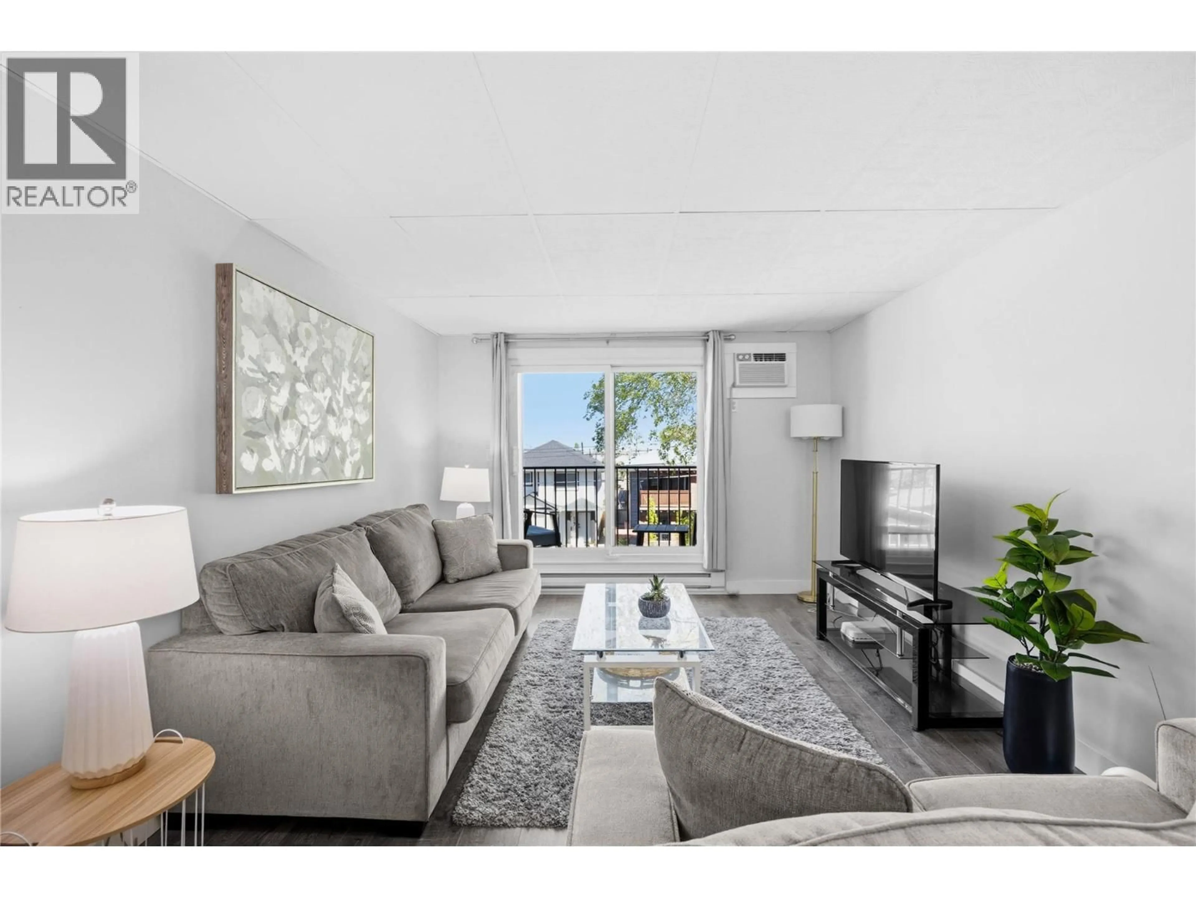 Living room with furniture, unknown for 207 - 922 DYNES AVENUE, Penticton British Columbia V2A1B8