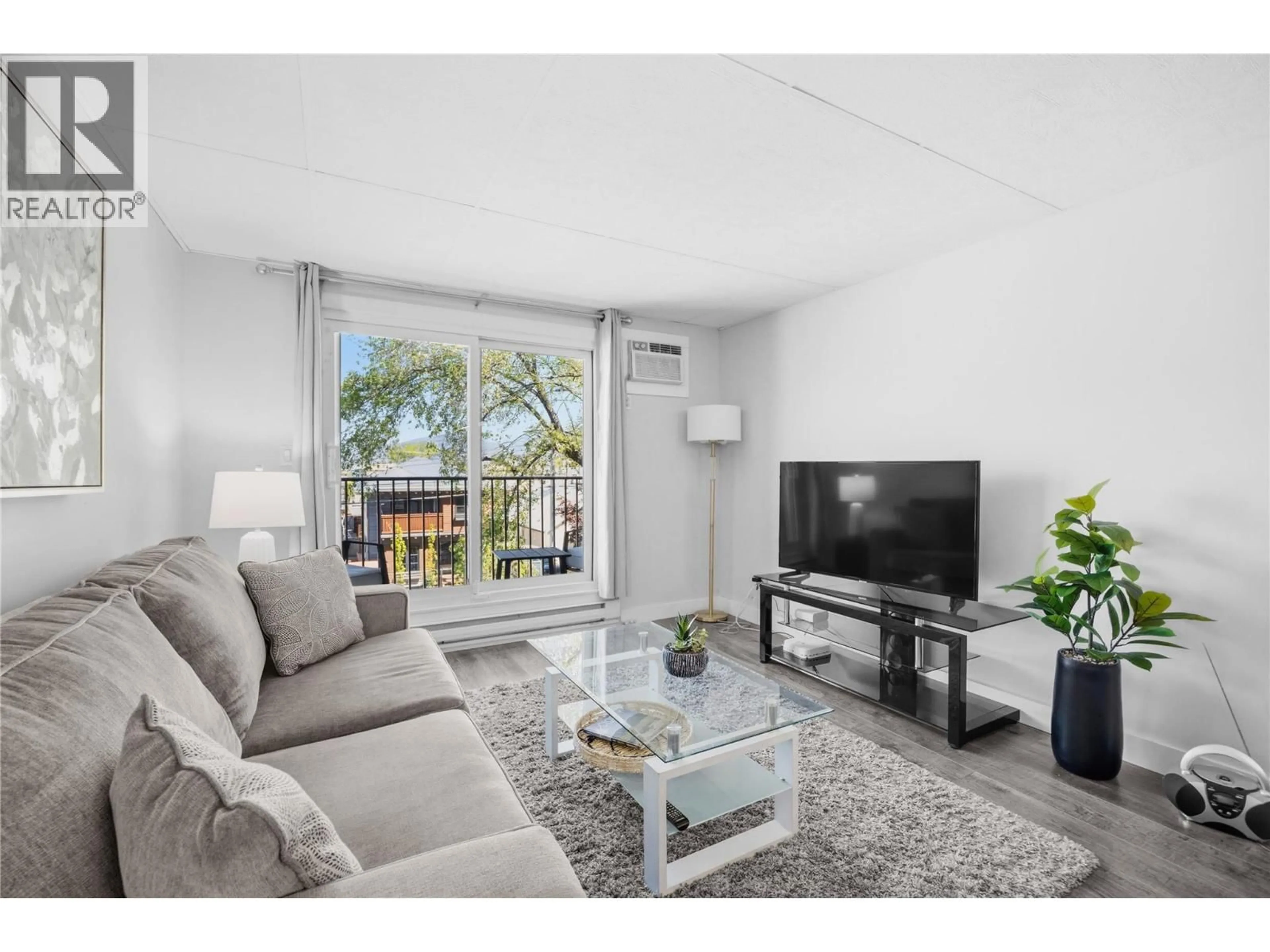 Living room with furniture, unknown for 207 - 922 DYNES AVENUE, Penticton British Columbia V2A1B8
