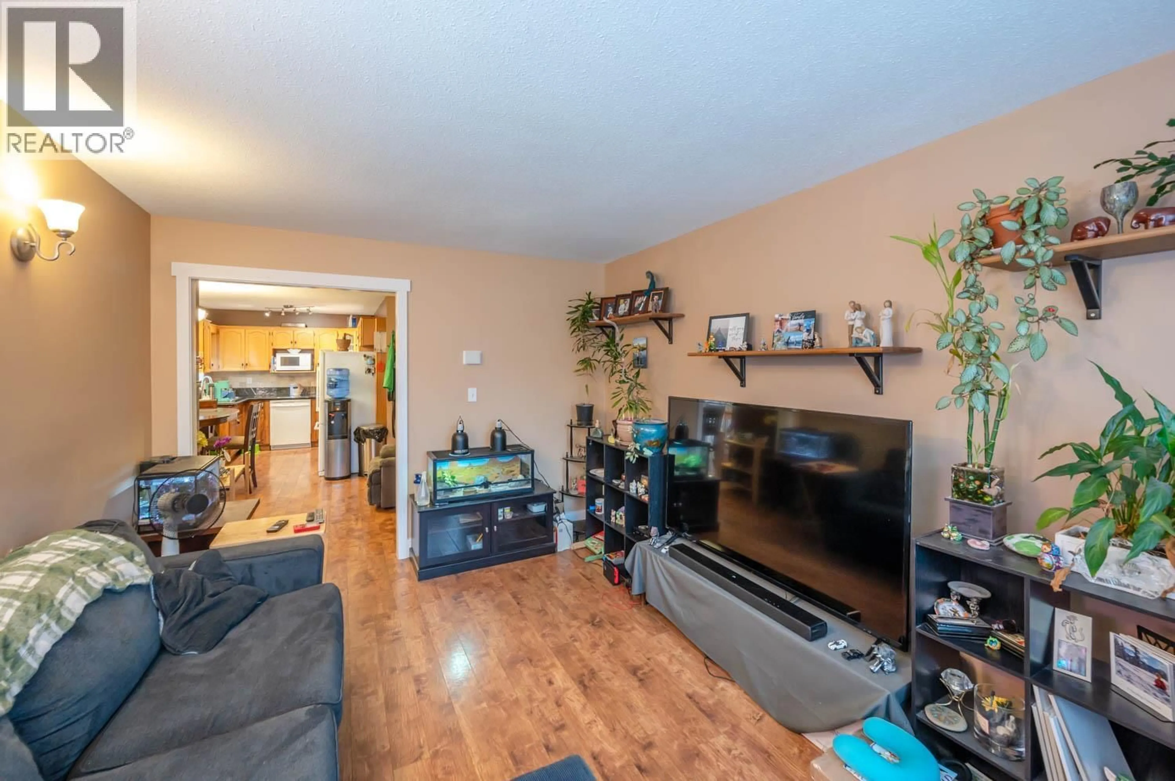 Living room with furniture, wood/laminate floor for 2 - 615 6TH AVENUE, Keremeos British Columbia V0X1N0