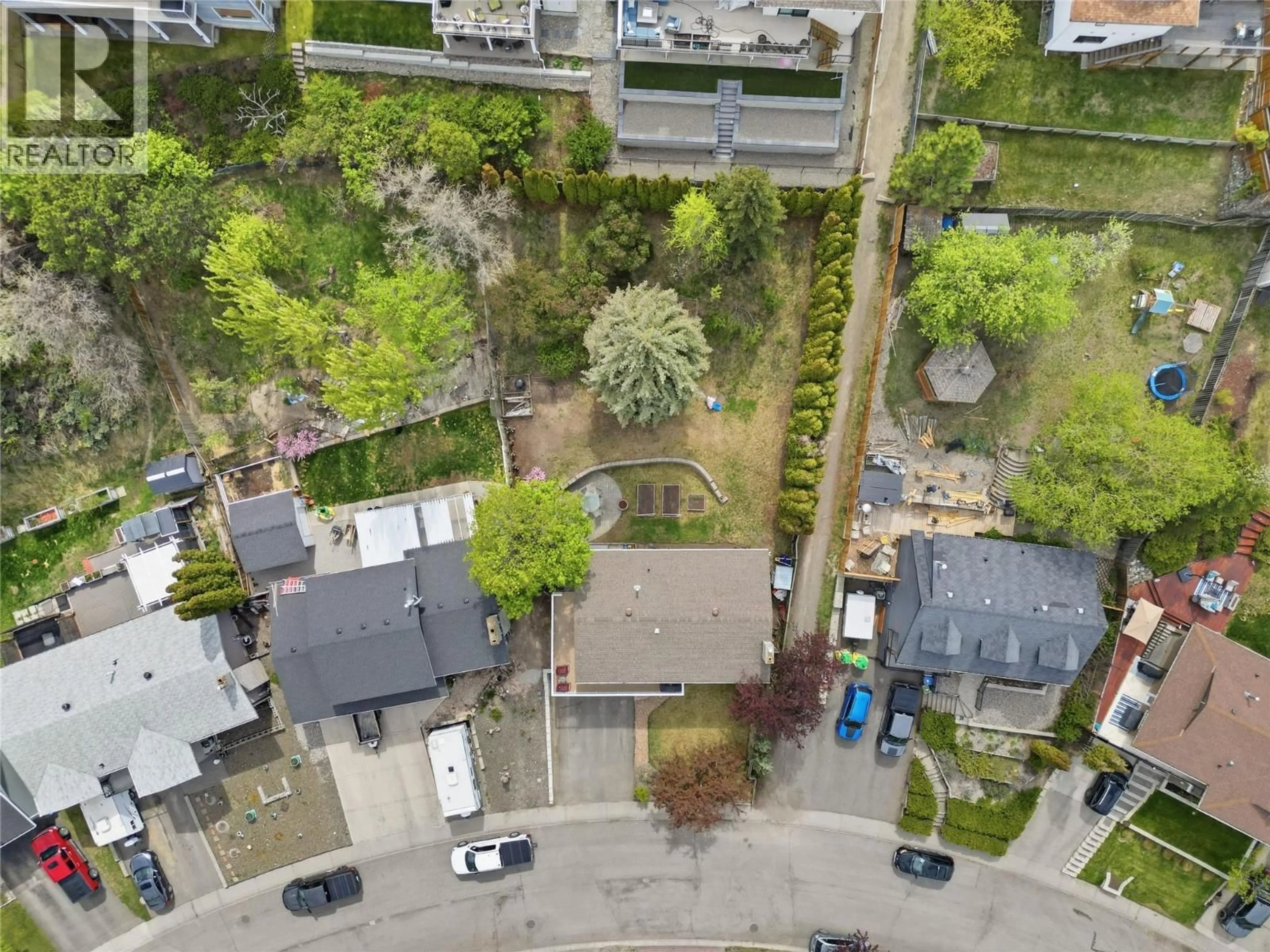 A pic from outside/outdoor area/front of a property/back of a property/a pic from drone, street for 849 FLEMING DRIVE, Kamloops British Columbia V1S1B6