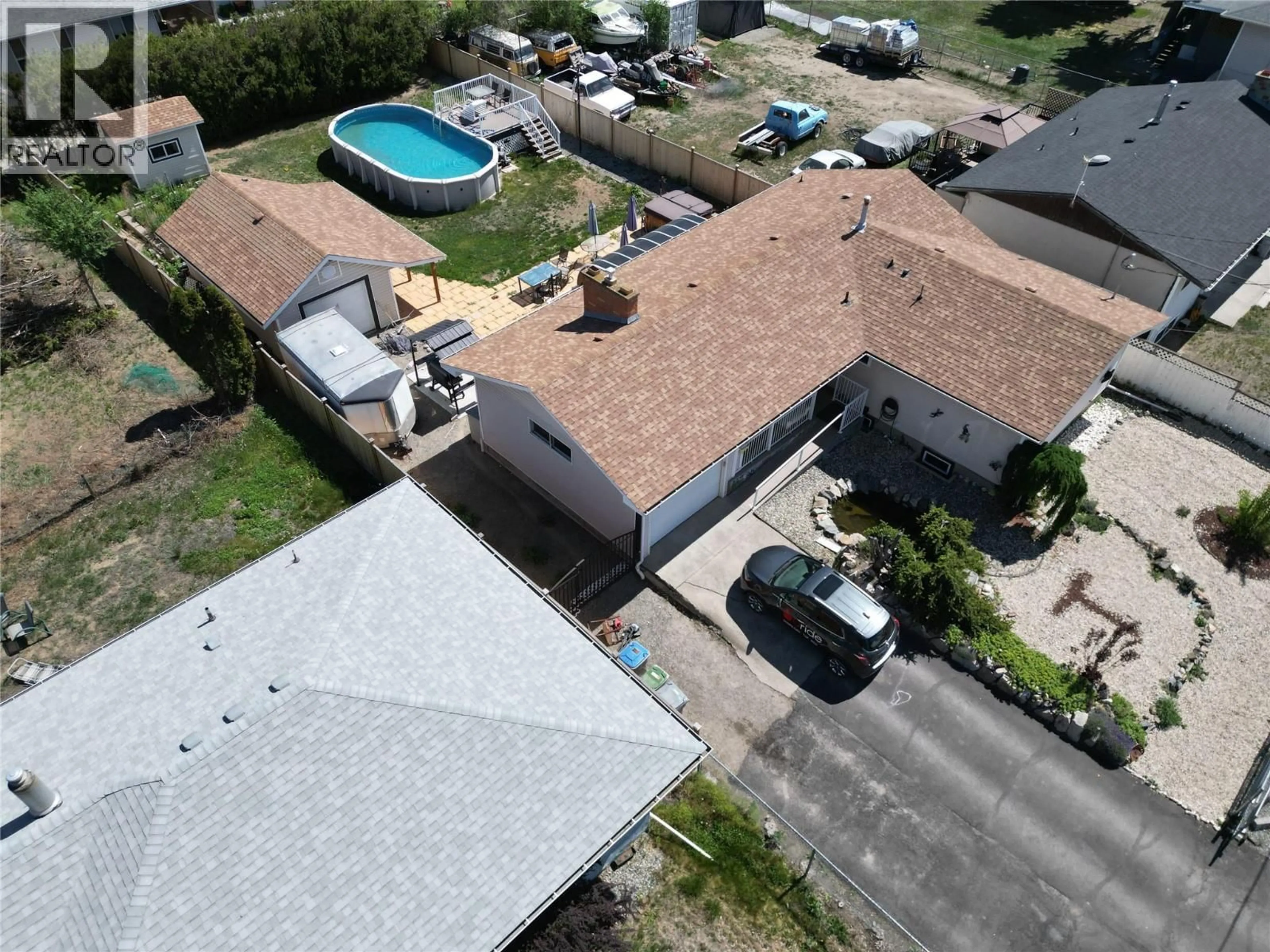 A pic from outside/outdoor area/front of a property/back of a property/a pic from drone, street for 1087 LAROQUE STREET, Kamloops British Columbia V2B5L6