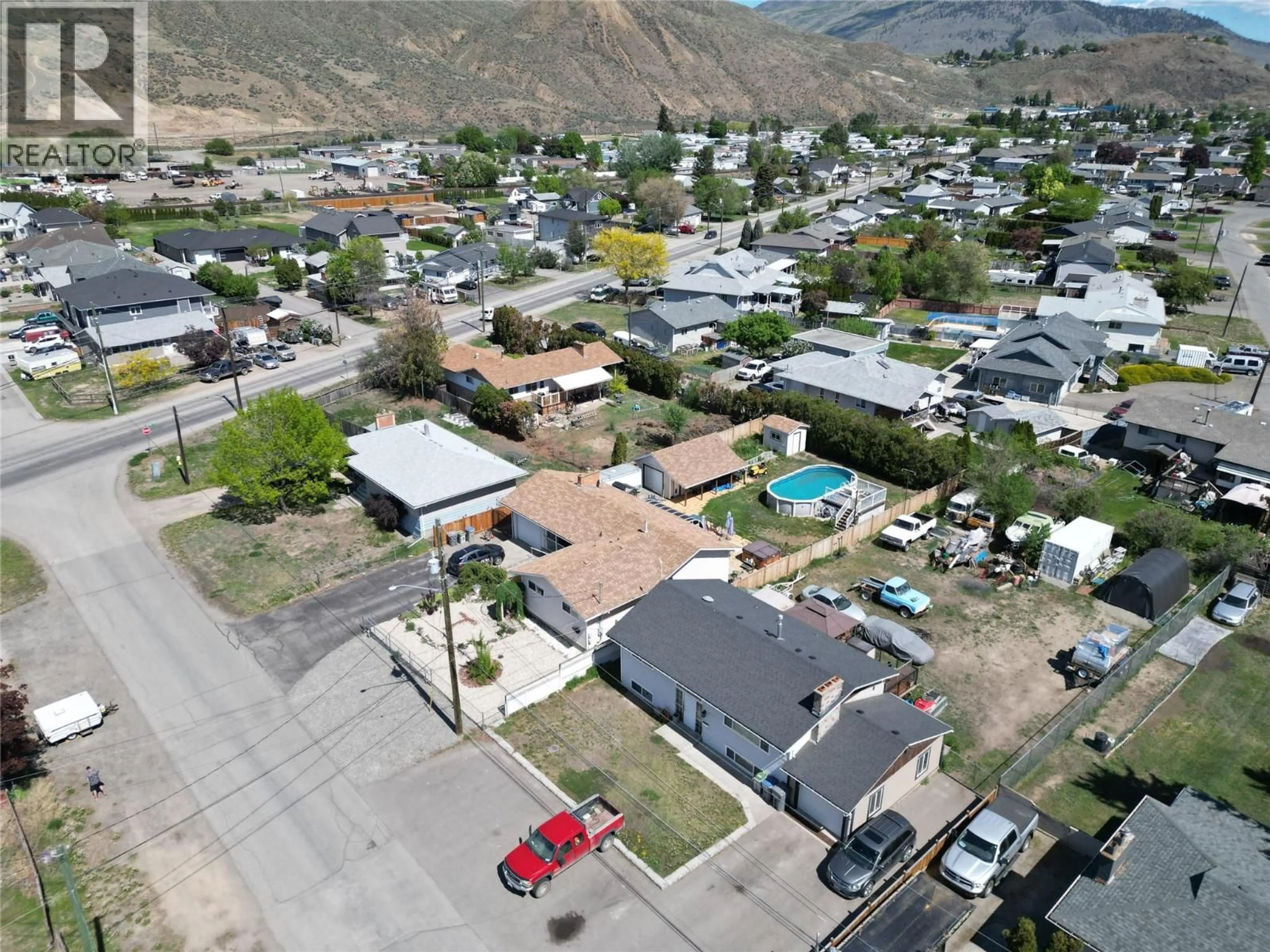 A pic from outside/outdoor area/front of a property/back of a property/a pic from drone, street for 1087 LAROQUE STREET, Kamloops British Columbia V2B5L6