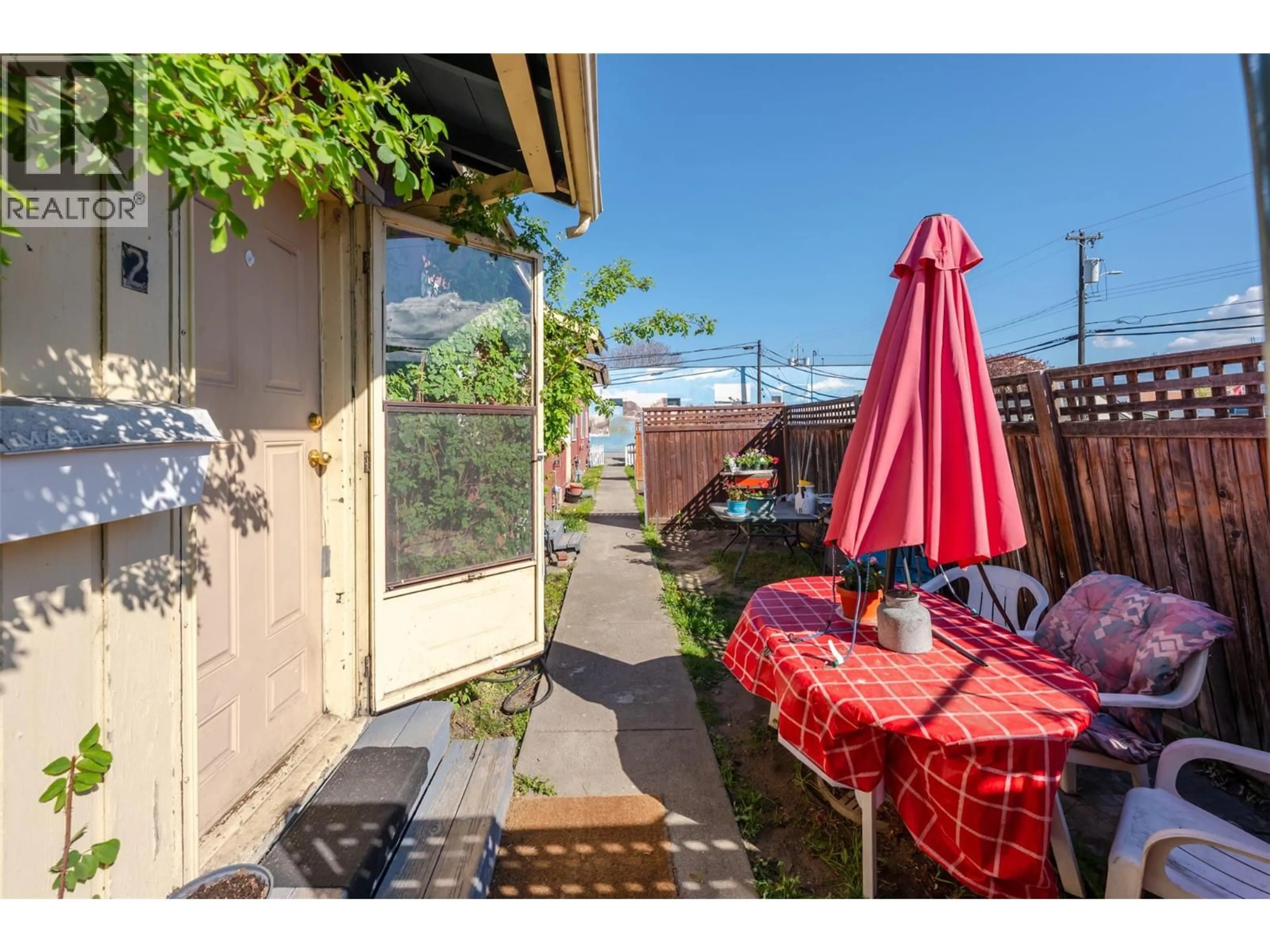 Patio, street for 329 NANAIMO AVENUE WEST, Penticton British Columbia V2A1N8