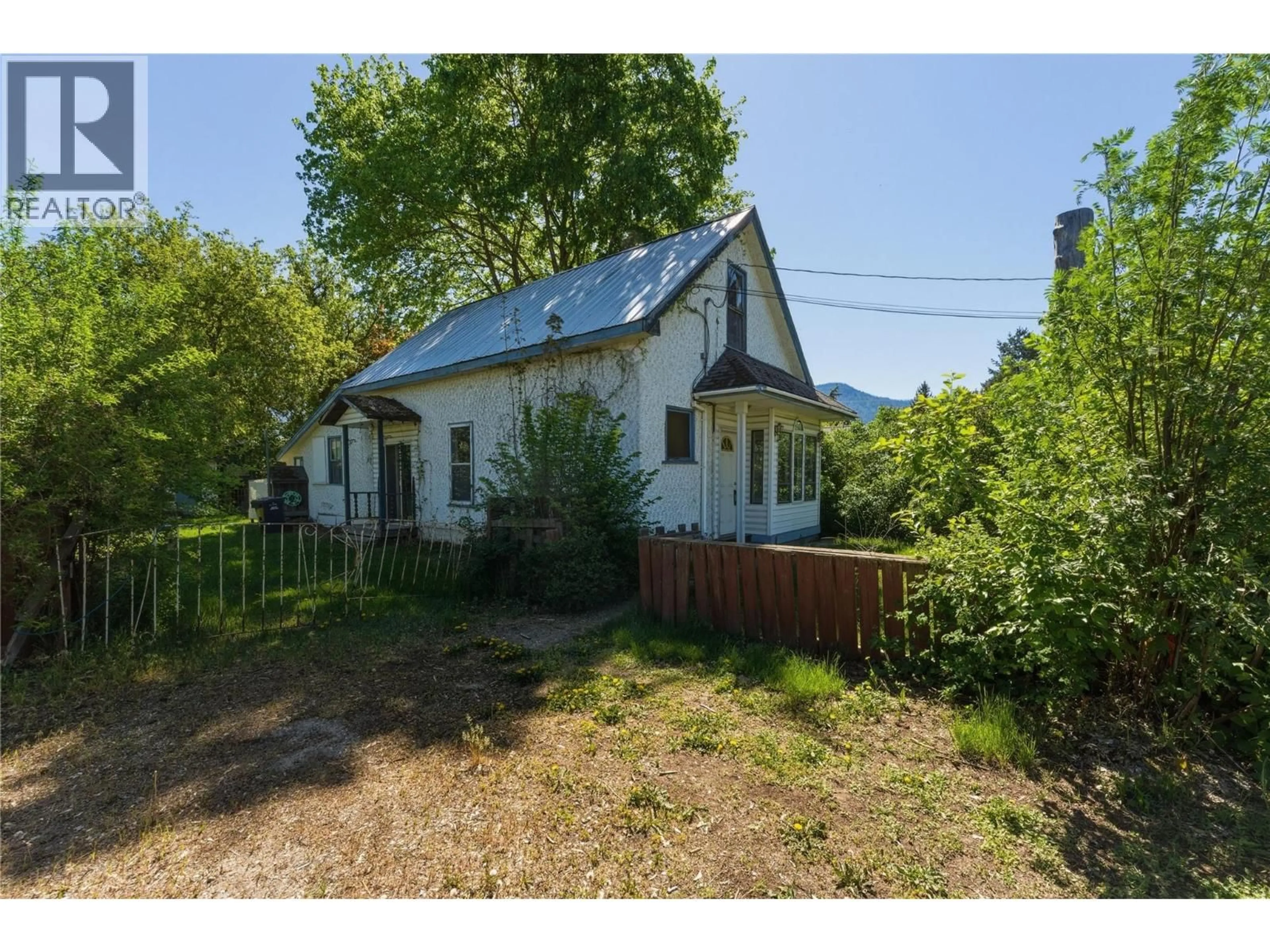A pic from outside/outdoor area/front of a property/back of a property/a pic from drone, street for 2850 JARVIS STREET, Armstrong British Columbia V4Y0G1