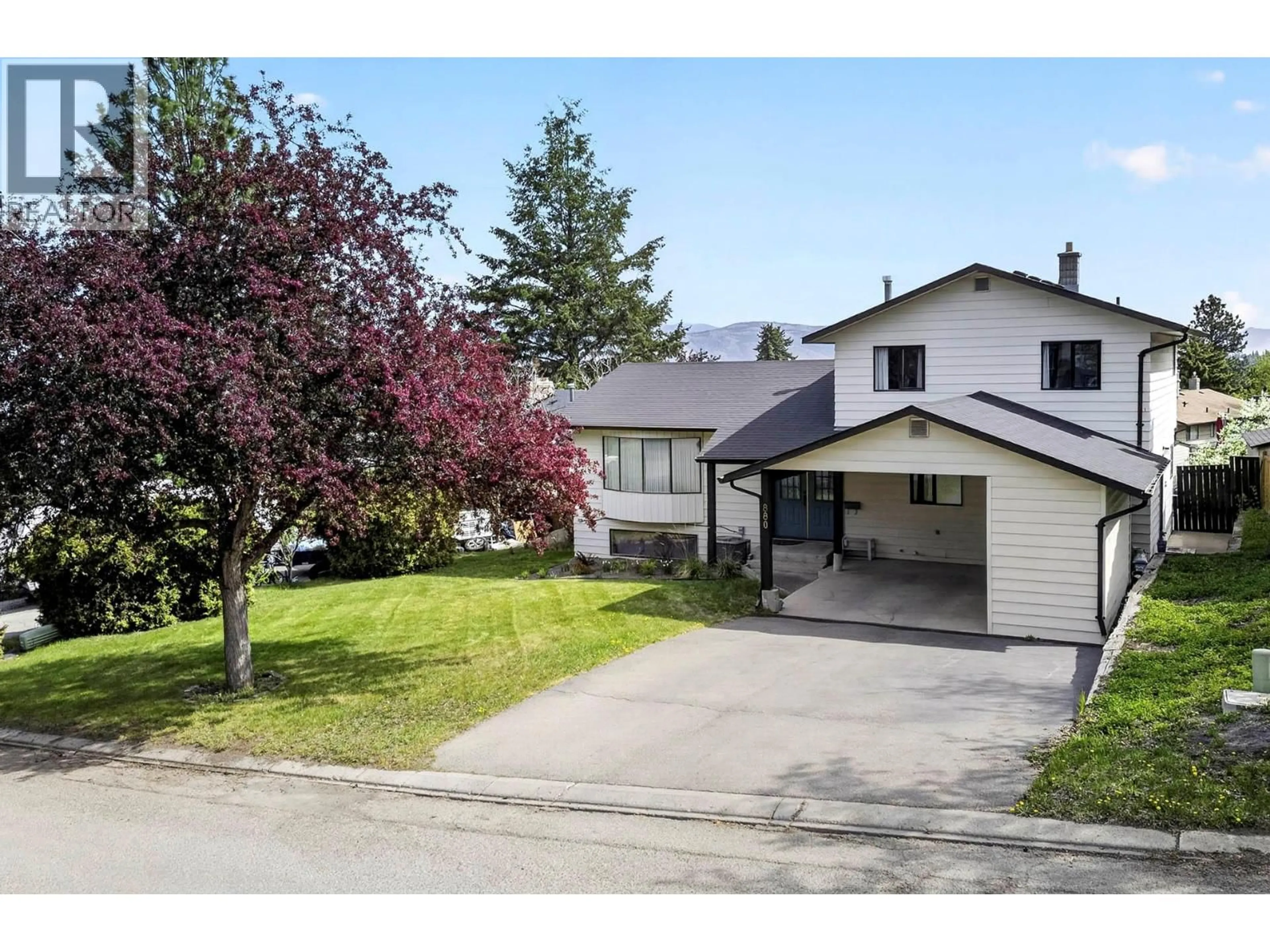 A pic from outside/outdoor area/front of a property/back of a property/a pic from drone, street for 880 FLEMING DRIVE, Kamloops British Columbia V1S1B3