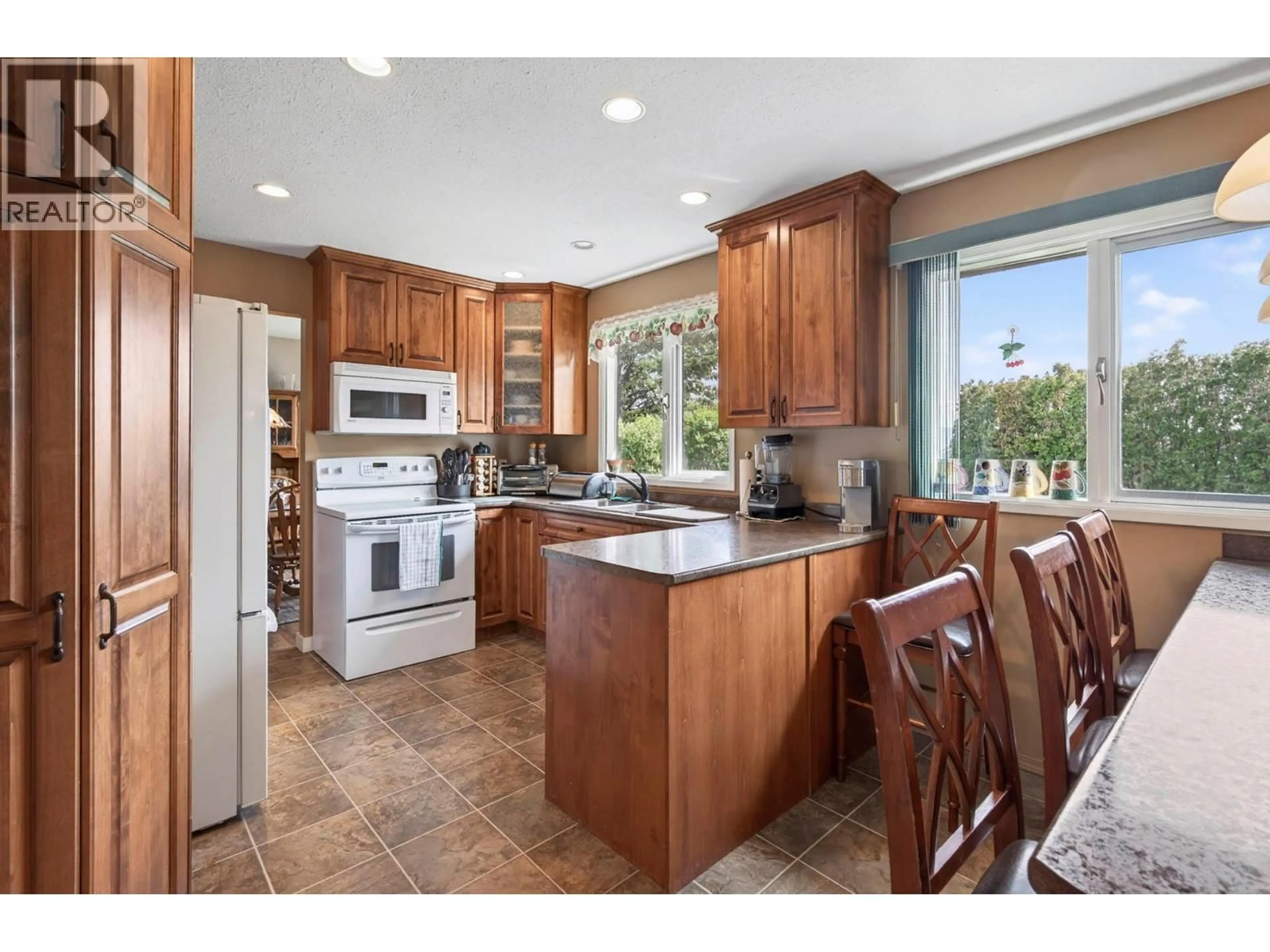 Open concept kitchen, ceramic/tile floor for 880 FLEMING DRIVE, Kamloops British Columbia V1S1B3
