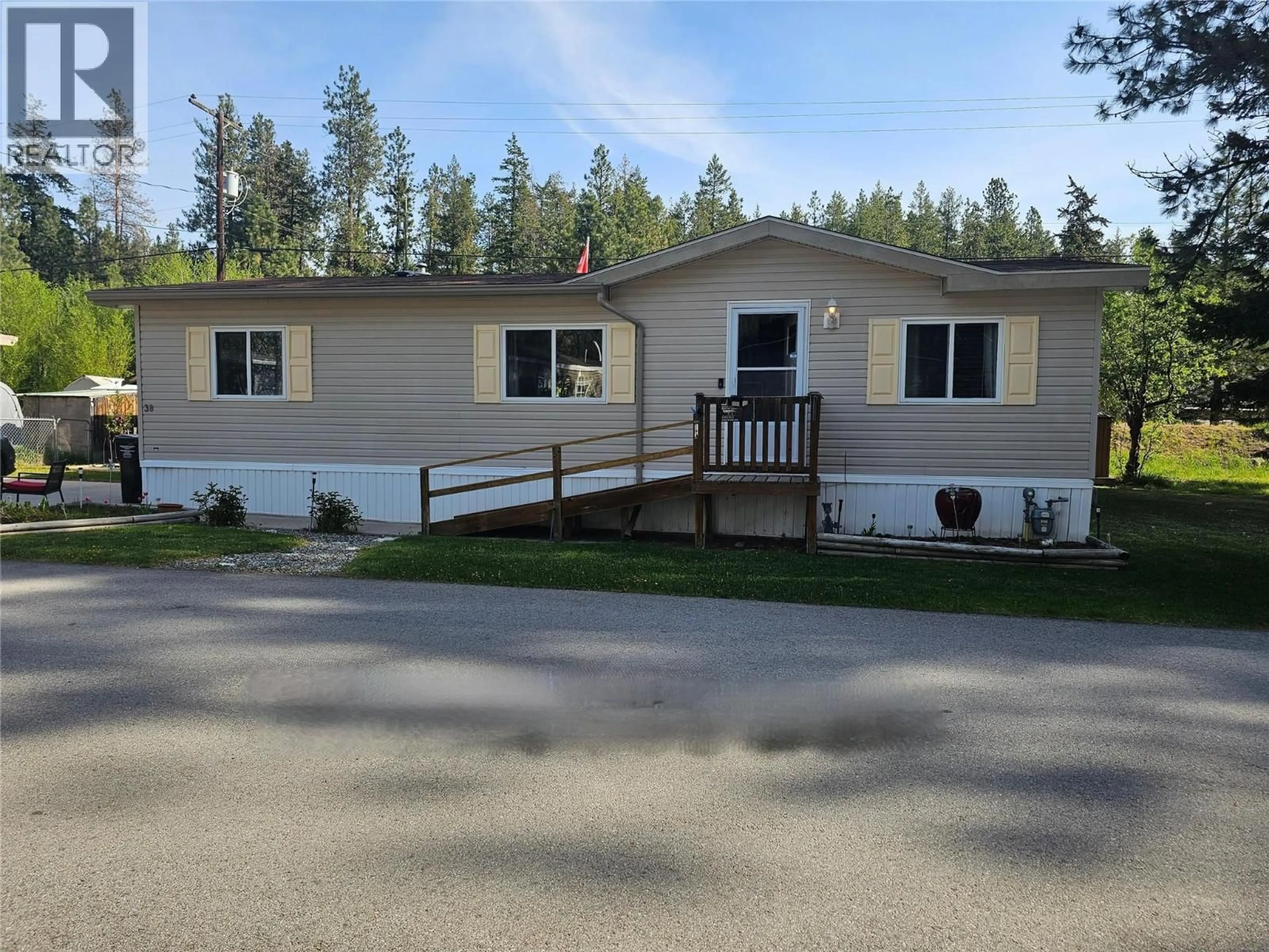 Home with vinyl exterior material, street for 38 - 5371 PRINCETON AVENUE, Peachland British Columbia V0H1X8