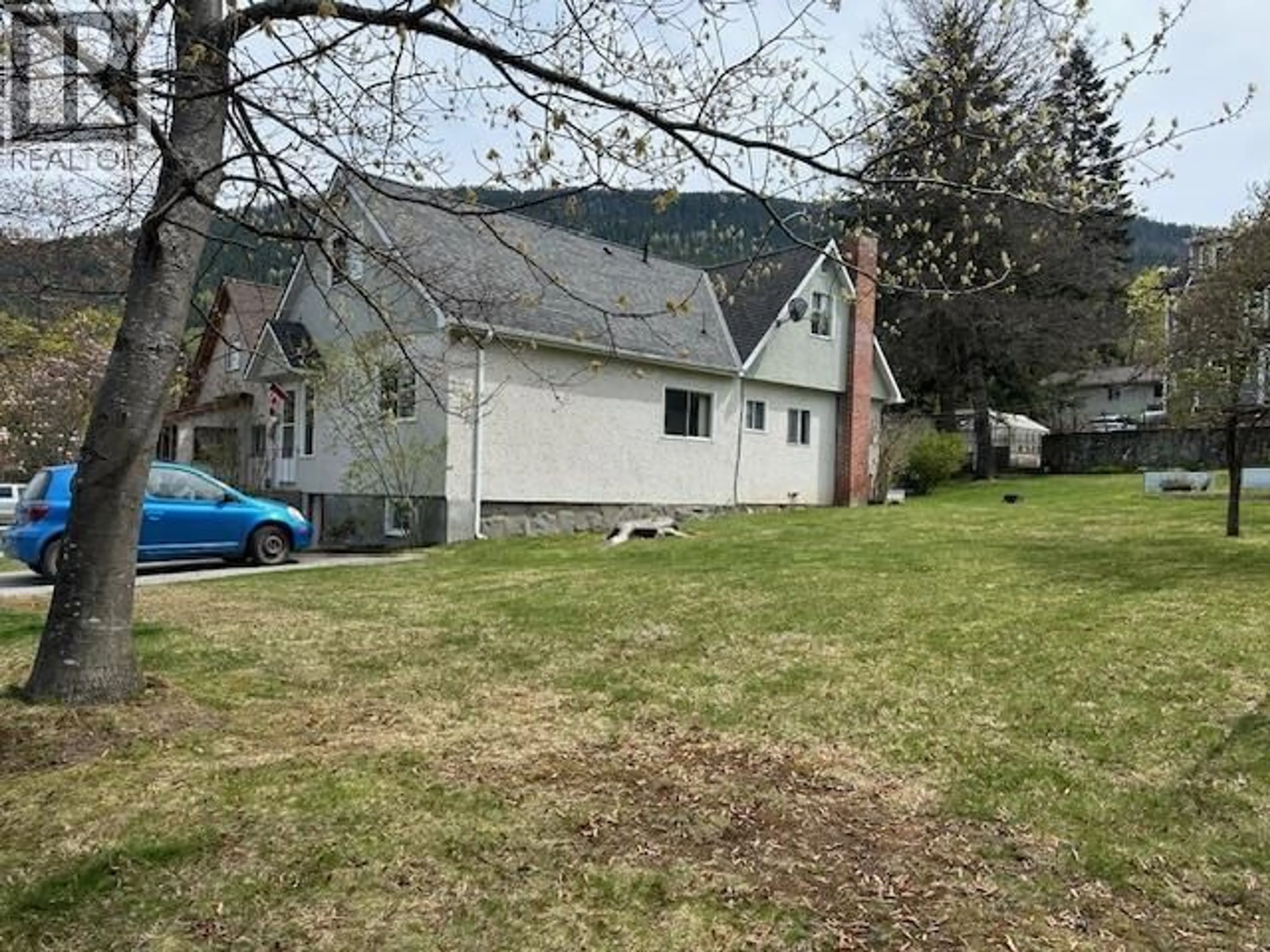 A pic from outside/outdoor area/front of a property/back of a property/a pic from drone, mountain view for 214 INNES STREET, Nelson British Columbia V1L5E3