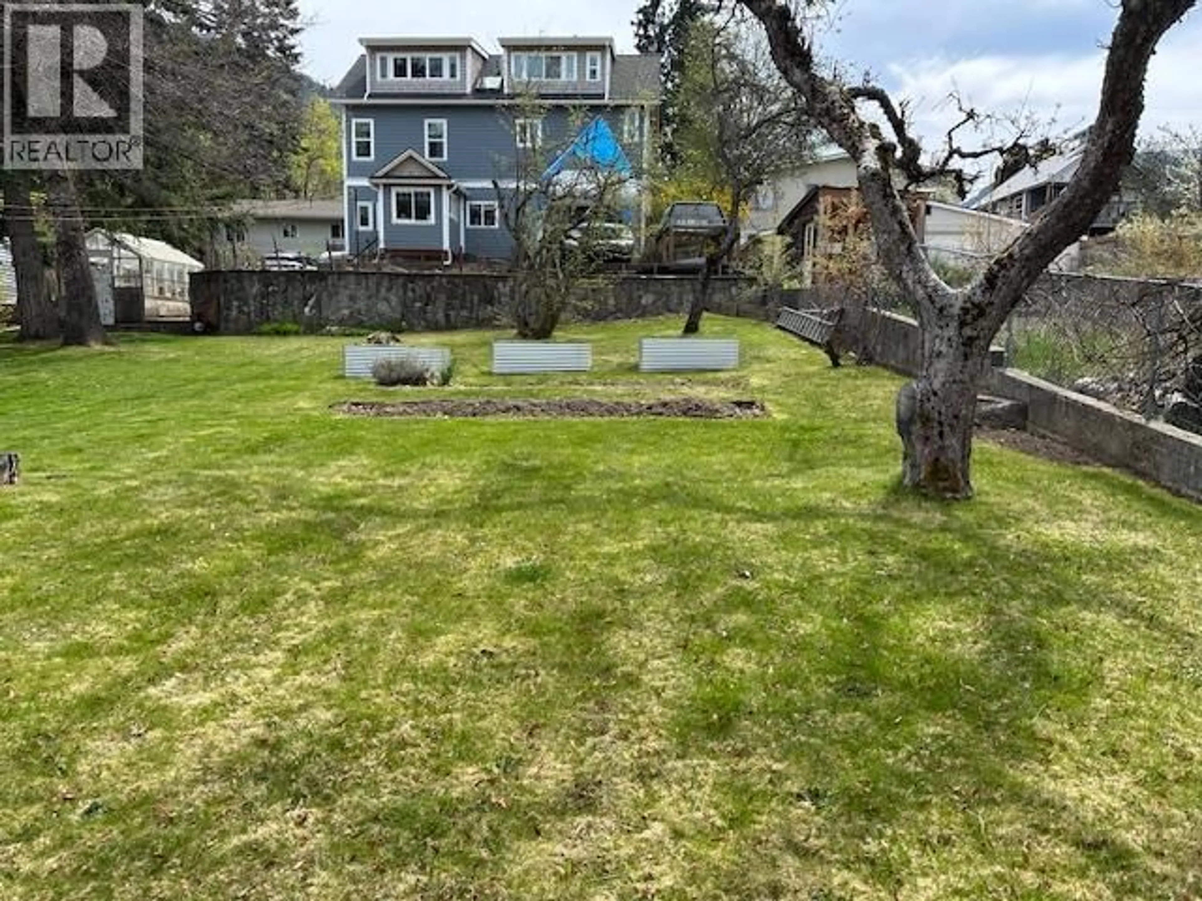A pic from outside/outdoor area/front of a property/back of a property/a pic from drone, unknown for 214 INNES STREET, Nelson British Columbia V1L5E3