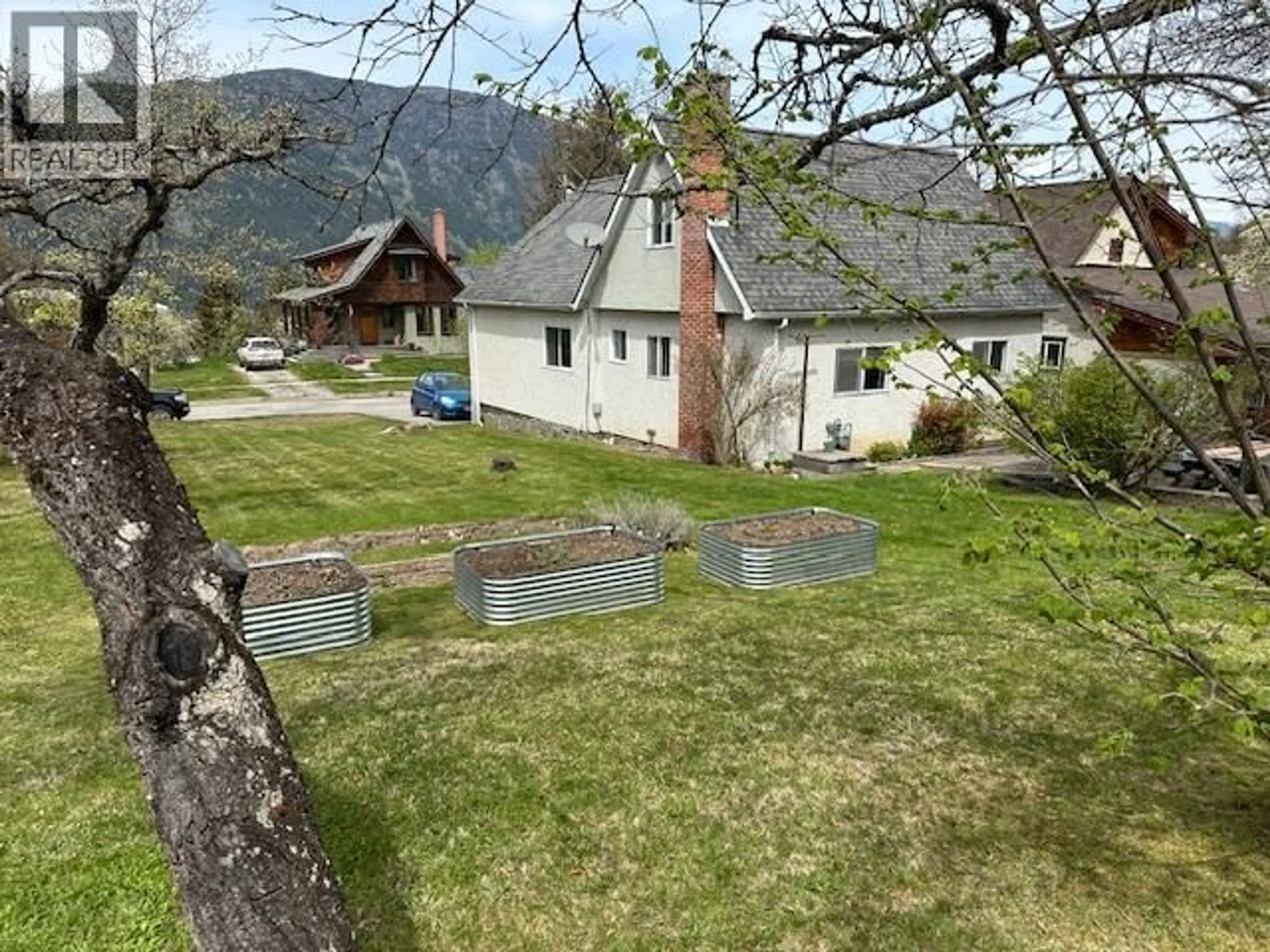 A pic from outside/outdoor area/front of a property/back of a property/a pic from drone, mountain view for 214 INNES STREET, Nelson British Columbia V1L5E3