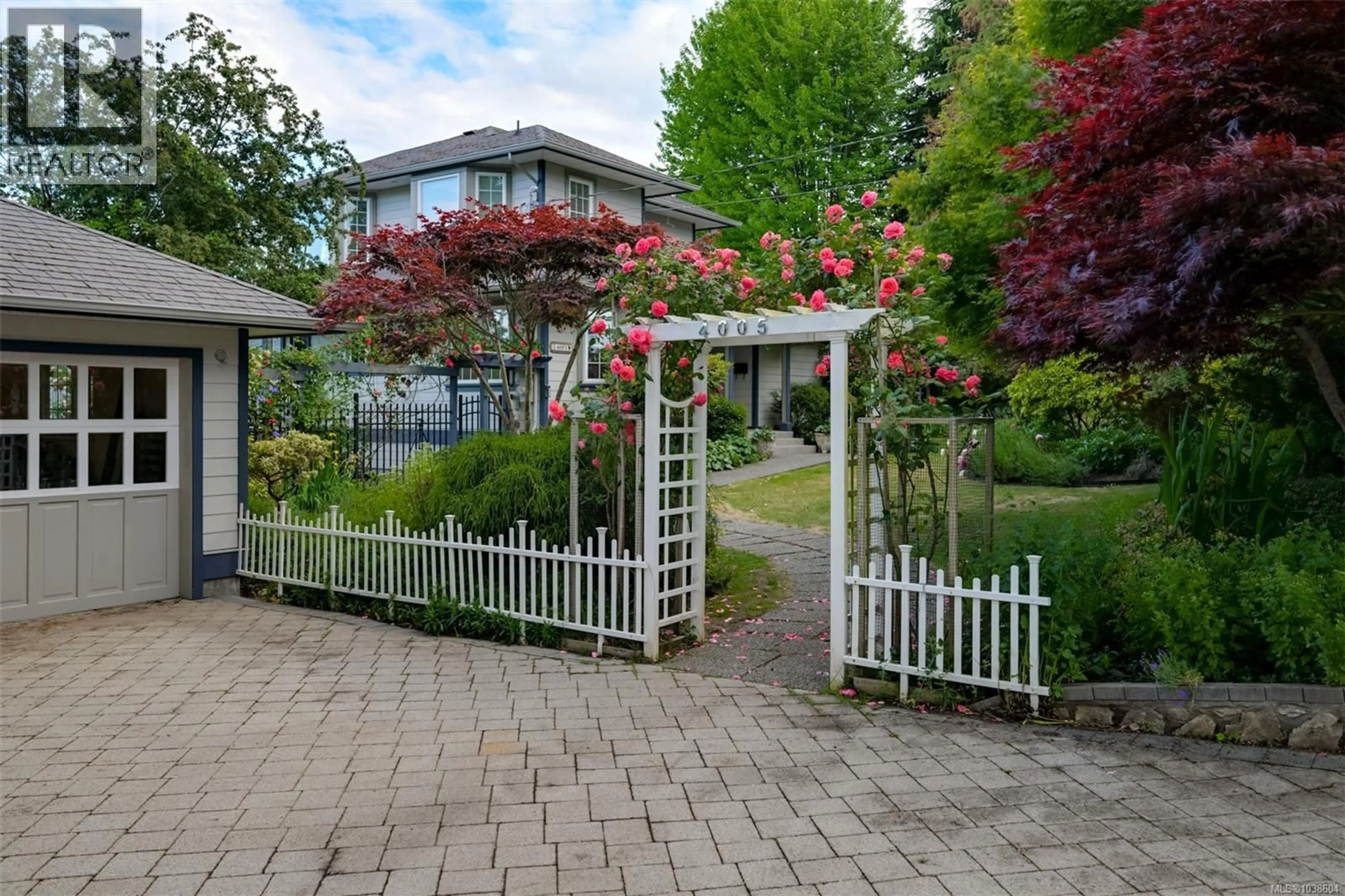 Patio, street for 4005 LOCARNO LANE, Saanich British Columbia V8N3Z9