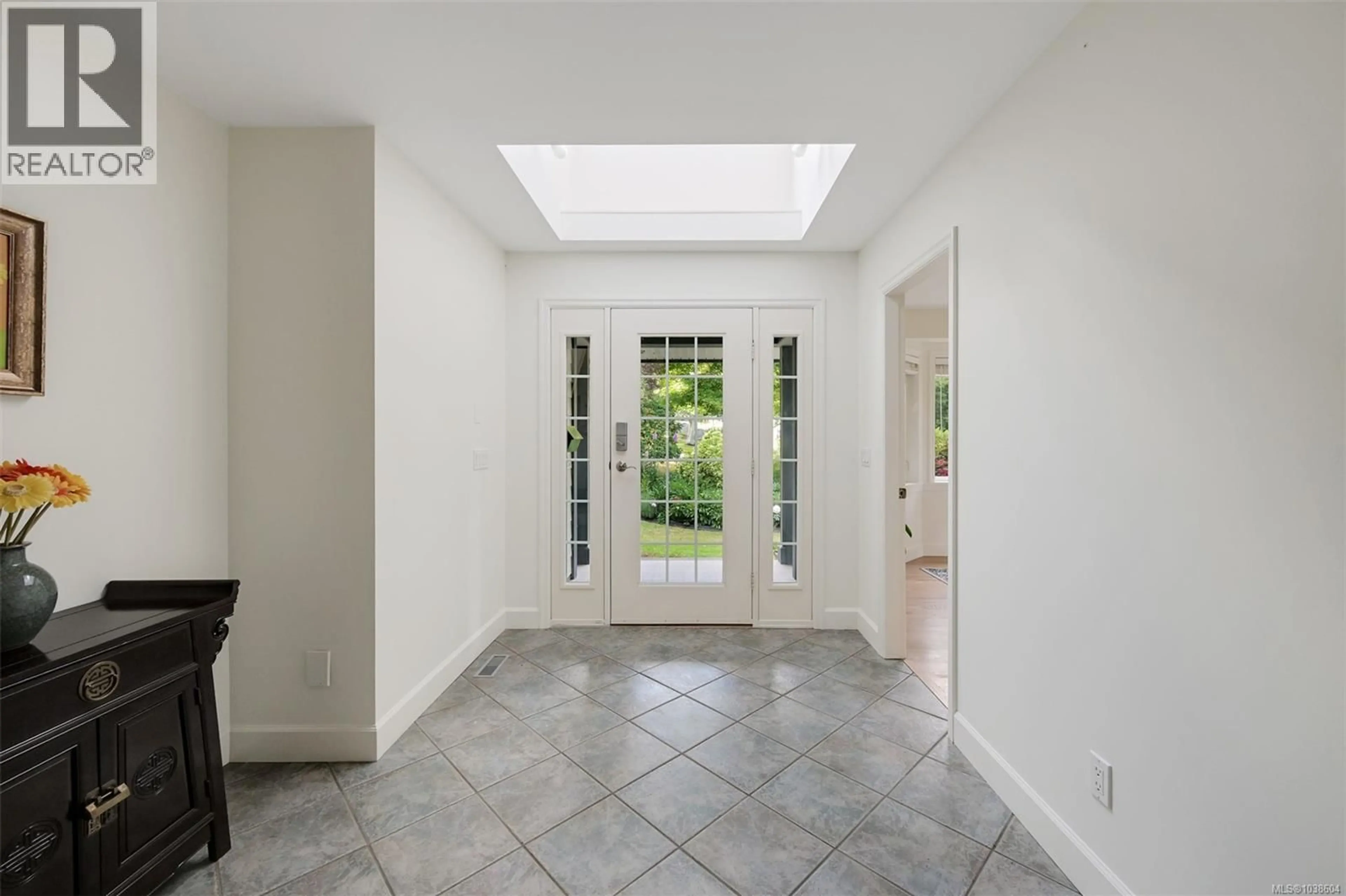 Indoor entryway for 4005 LOCARNO LANE, Saanich British Columbia V8N3Z9