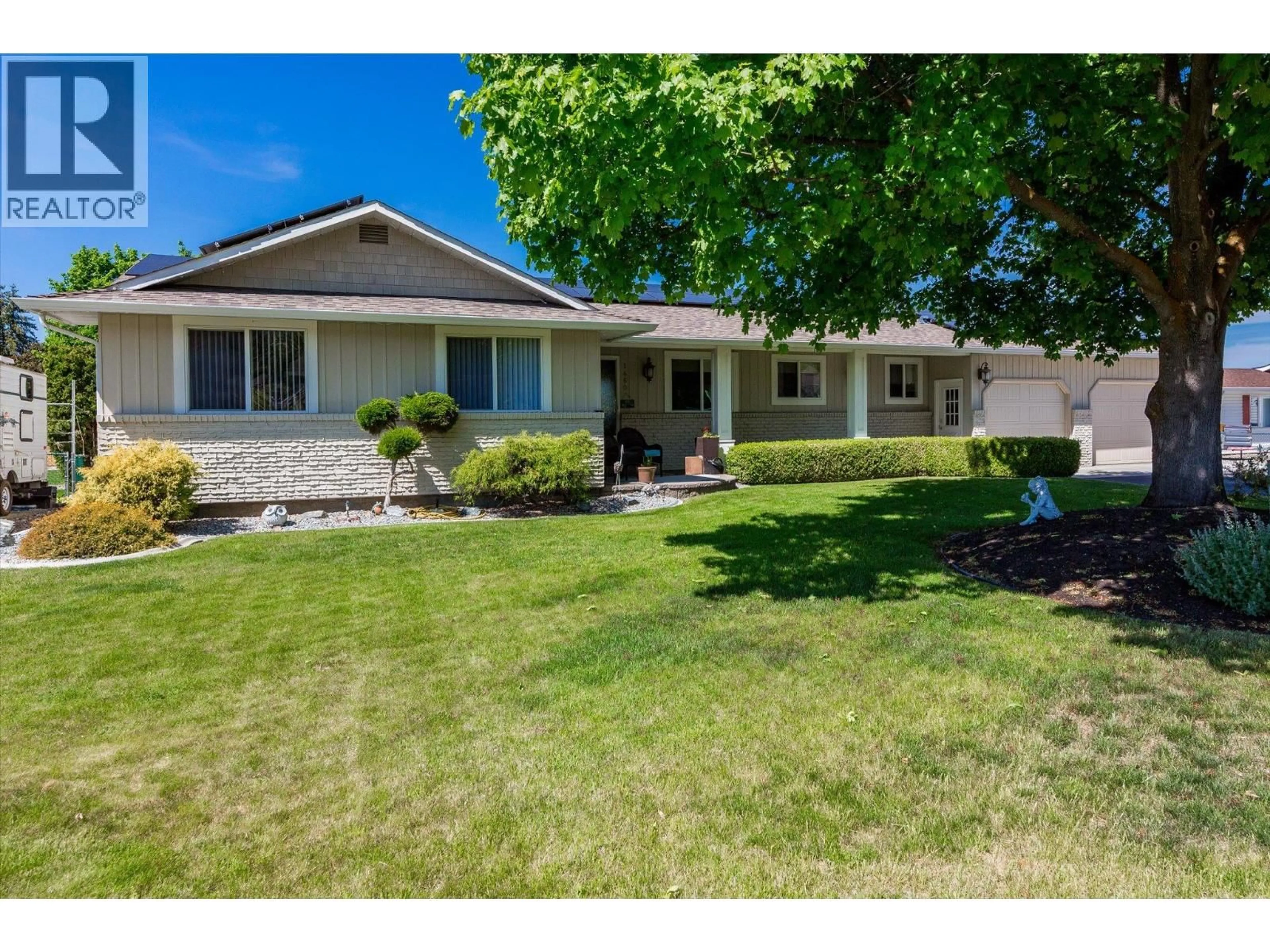 Home with vinyl exterior material, street for 1460 OAKRIDGE ROAD, Kelowna British Columbia V1W3A8