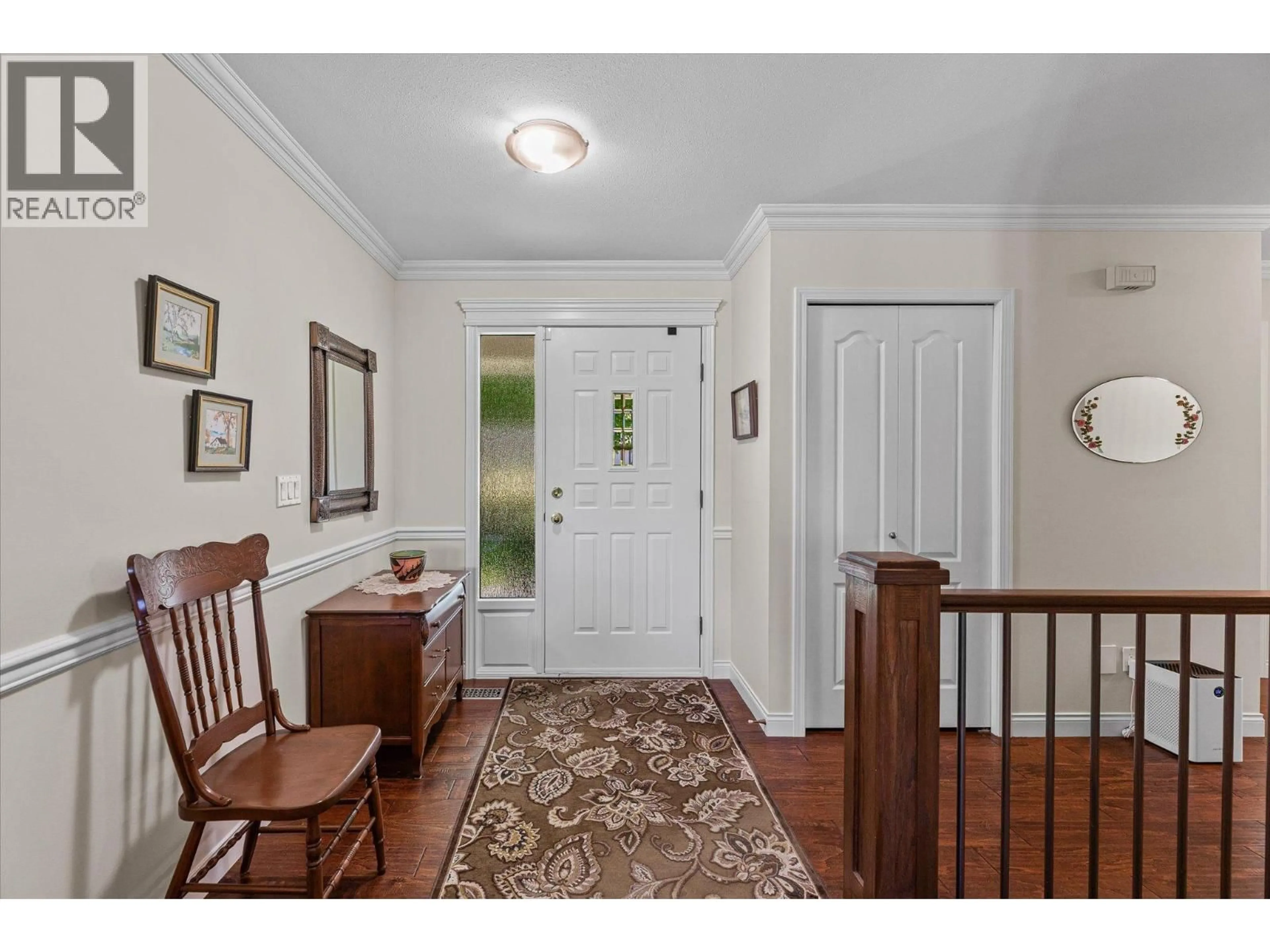 Indoor entryway for 1460 OAKRIDGE ROAD, Kelowna British Columbia V1W3A8