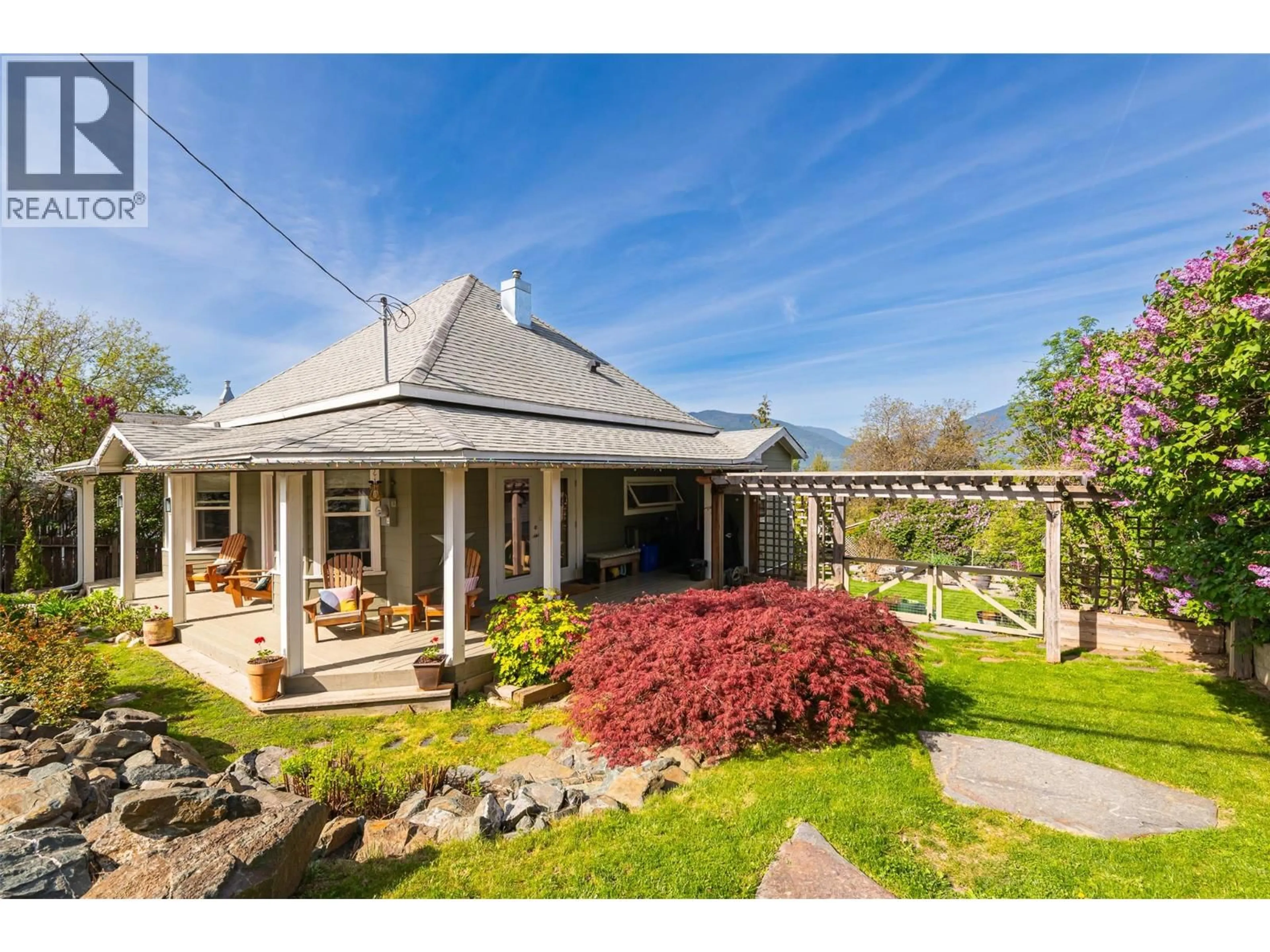 A pic from outside/outdoor area/front of a property/back of a property/a pic from drone, unknown for 225 8TH AVENUE SOUTH, Creston British Columbia V0B1G3