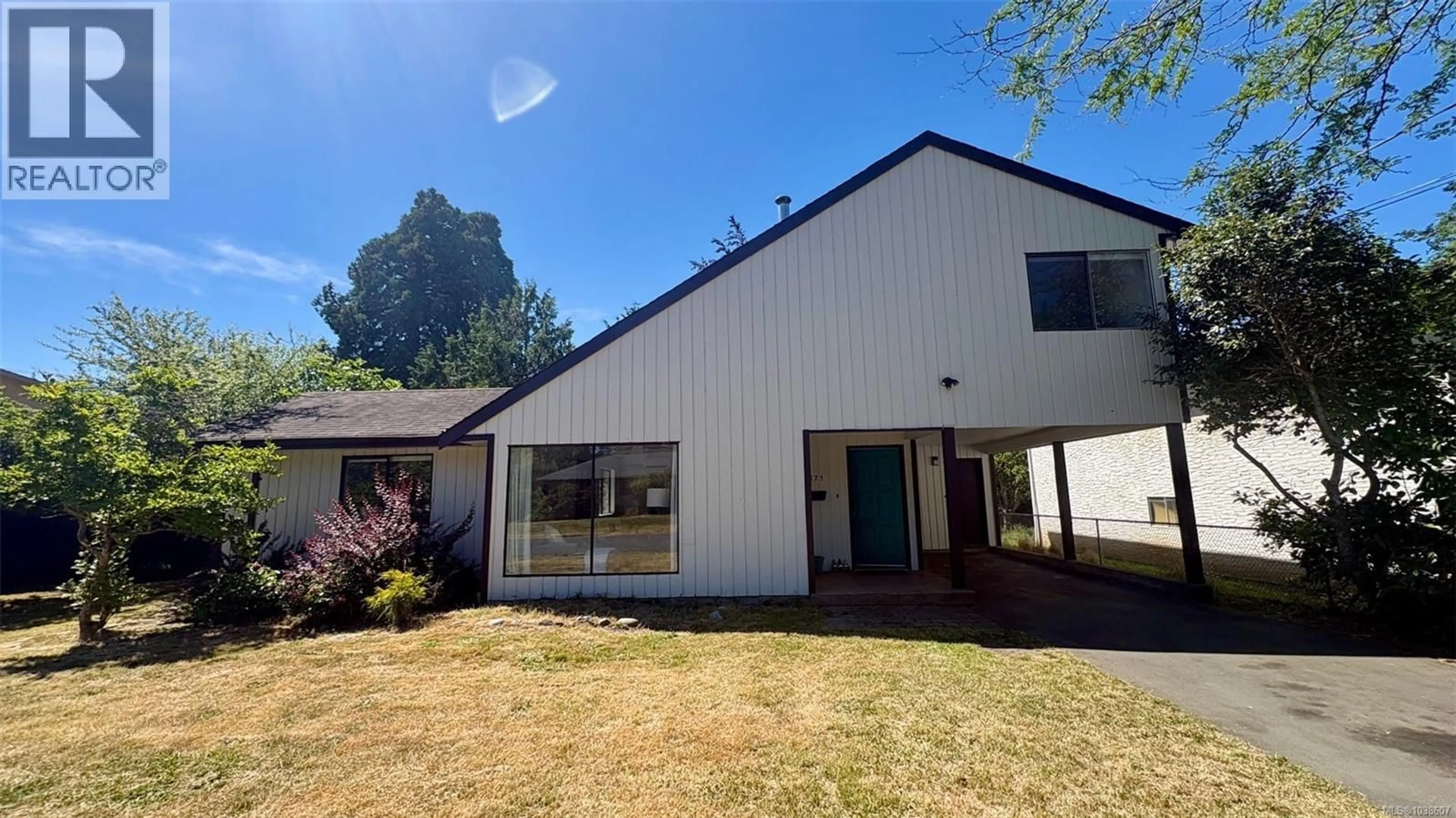 A pic from outside/outdoor area/front of a property/back of a property/a pic from drone, building for 1871 FAIRBURN DRIVE, Saanich British Columbia V8N5B4