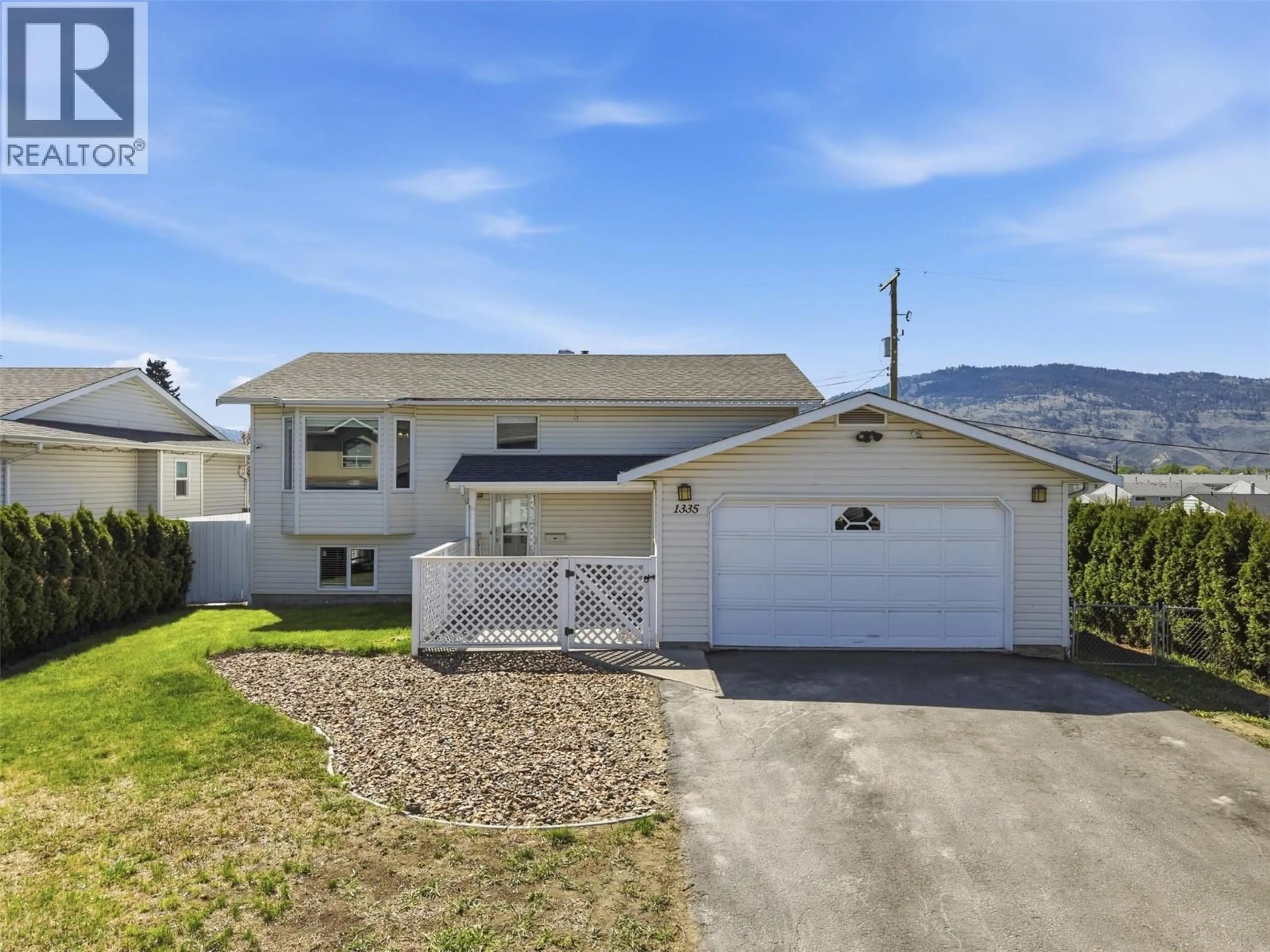 Home with vinyl exterior material, street for 1335 LETHBRIDGE AVENUE, Kamloops British Columbia V2B8K6