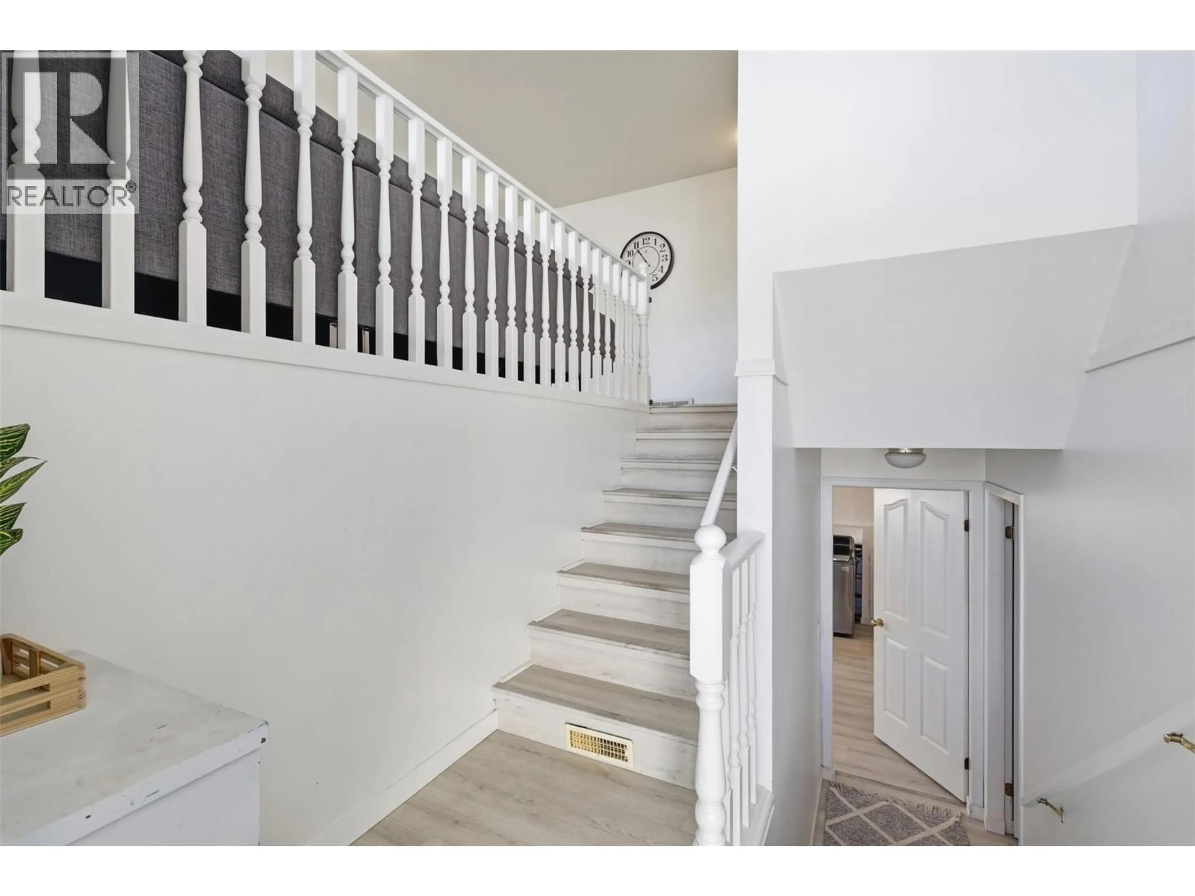 Stairs for 1335 LETHBRIDGE AVENUE, Kamloops British Columbia V2B8K6