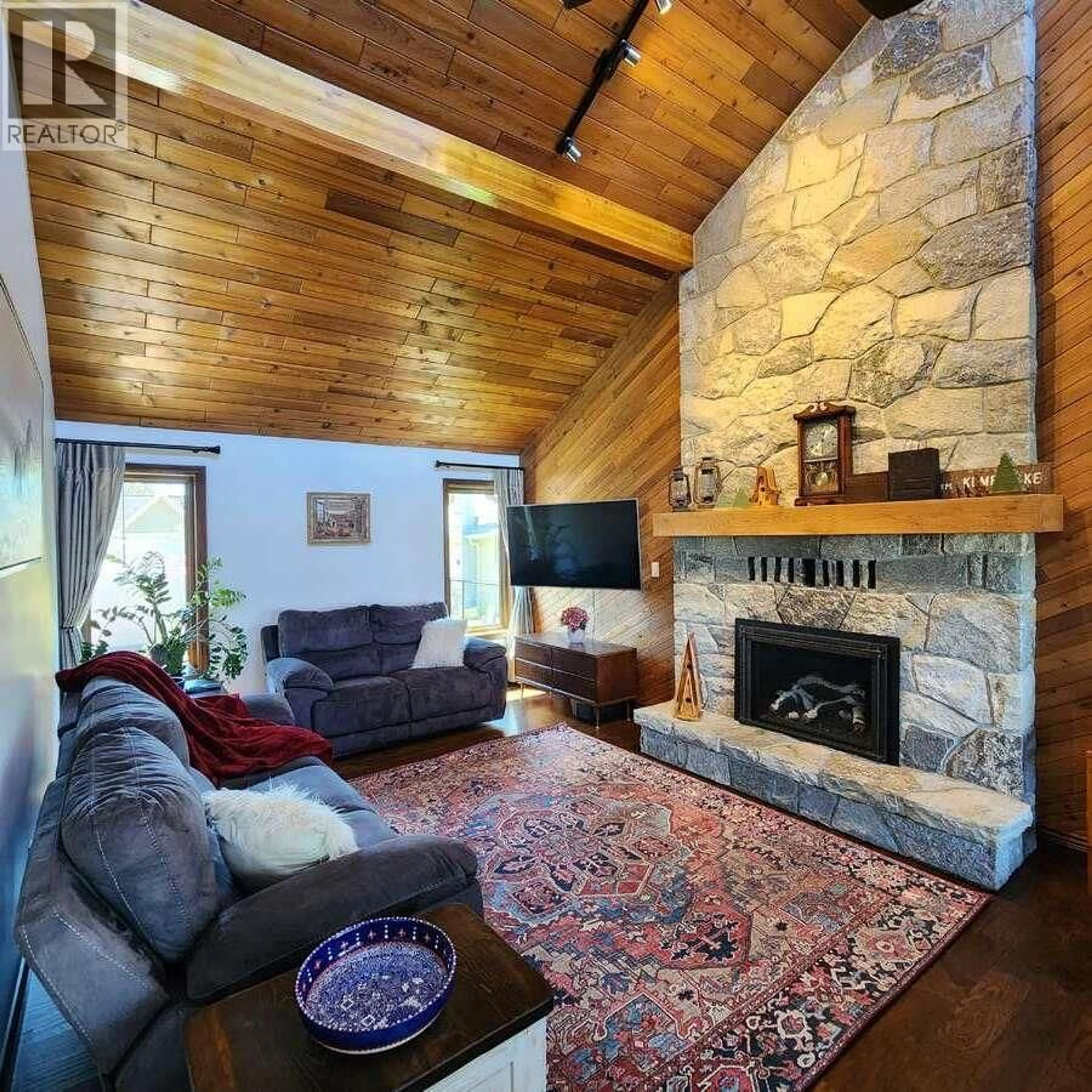 Living room with furniture, unknown for 146 YORKTON AVENUE, Penticton British Columbia V2A3V2