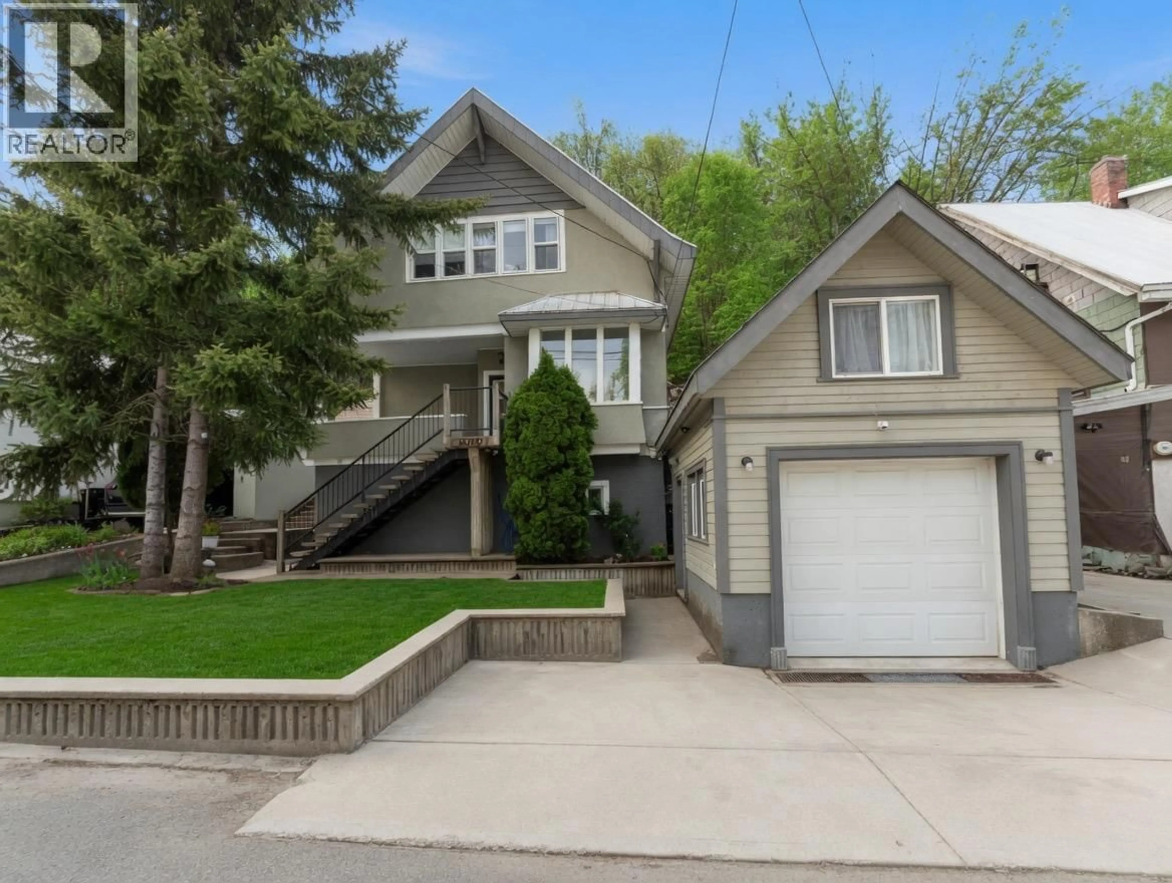 Home with vinyl exterior material, street for 2070 RIVERSIDE AVENUE, Trail British Columbia V1R3Z4