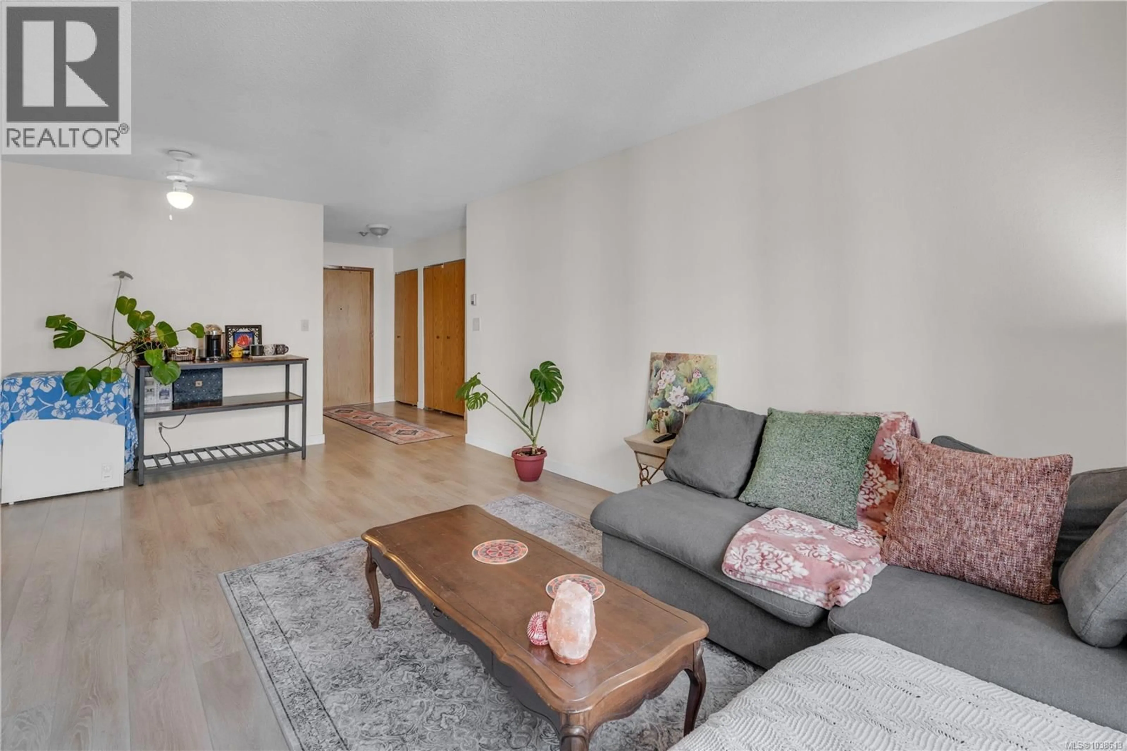 Living room with furniture, wood/laminate floor for 408 - 755 HILLSIDE AVENUE, Victoria British Columbia V8T5B3