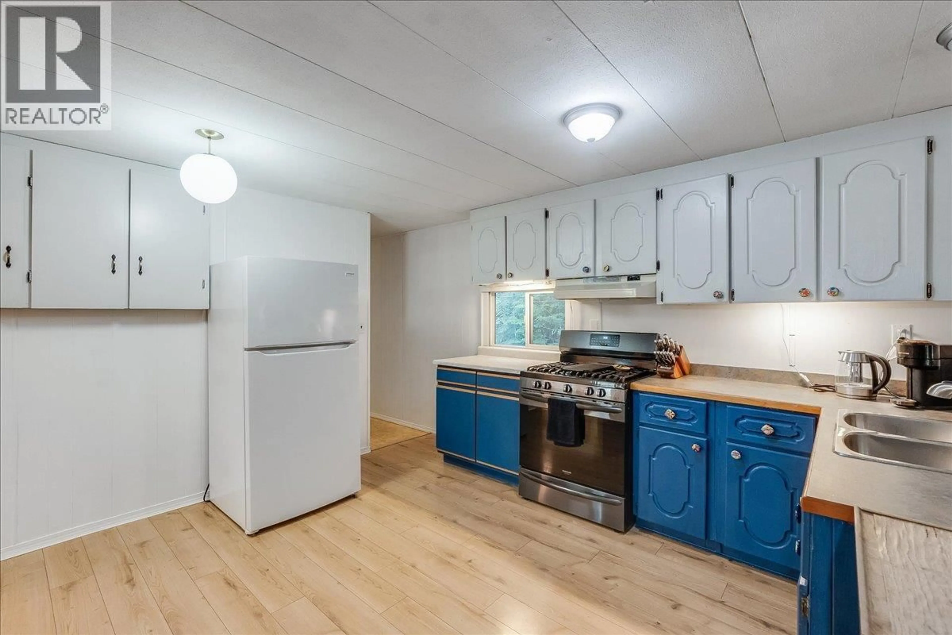 Standard kitchen, wood/laminate floor for 8749 6 HIGHWAY, Silverton British Columbia V0G2B0
