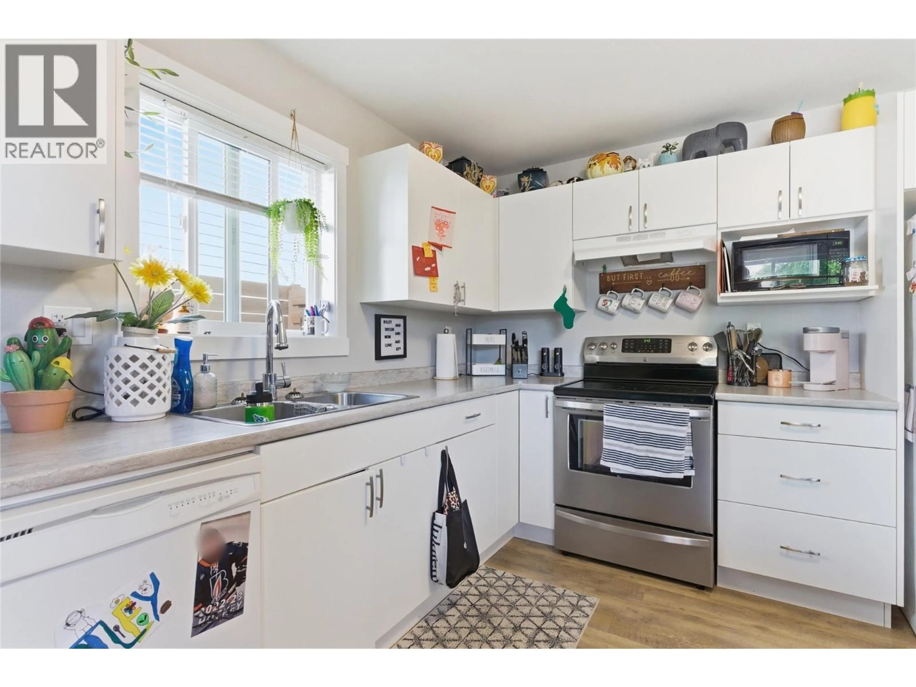 Open concept kitchen, unknown for 2611 GREENFIELD AVENUE, Kamloops British Columbia V2B4P9