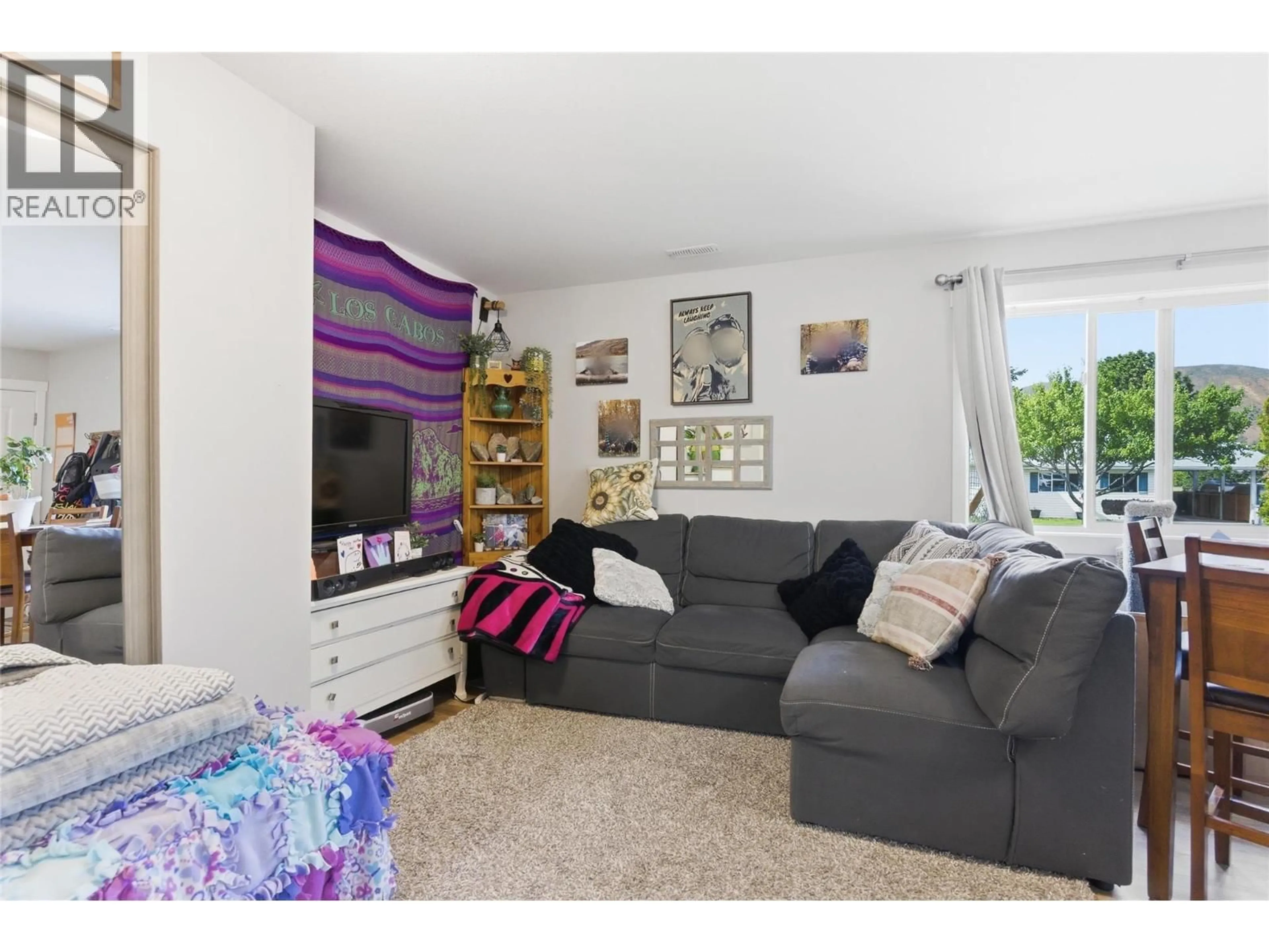 Living room with furniture, unknown for 2611 GREENFIELD AVENUE, Kamloops British Columbia V2B4P9