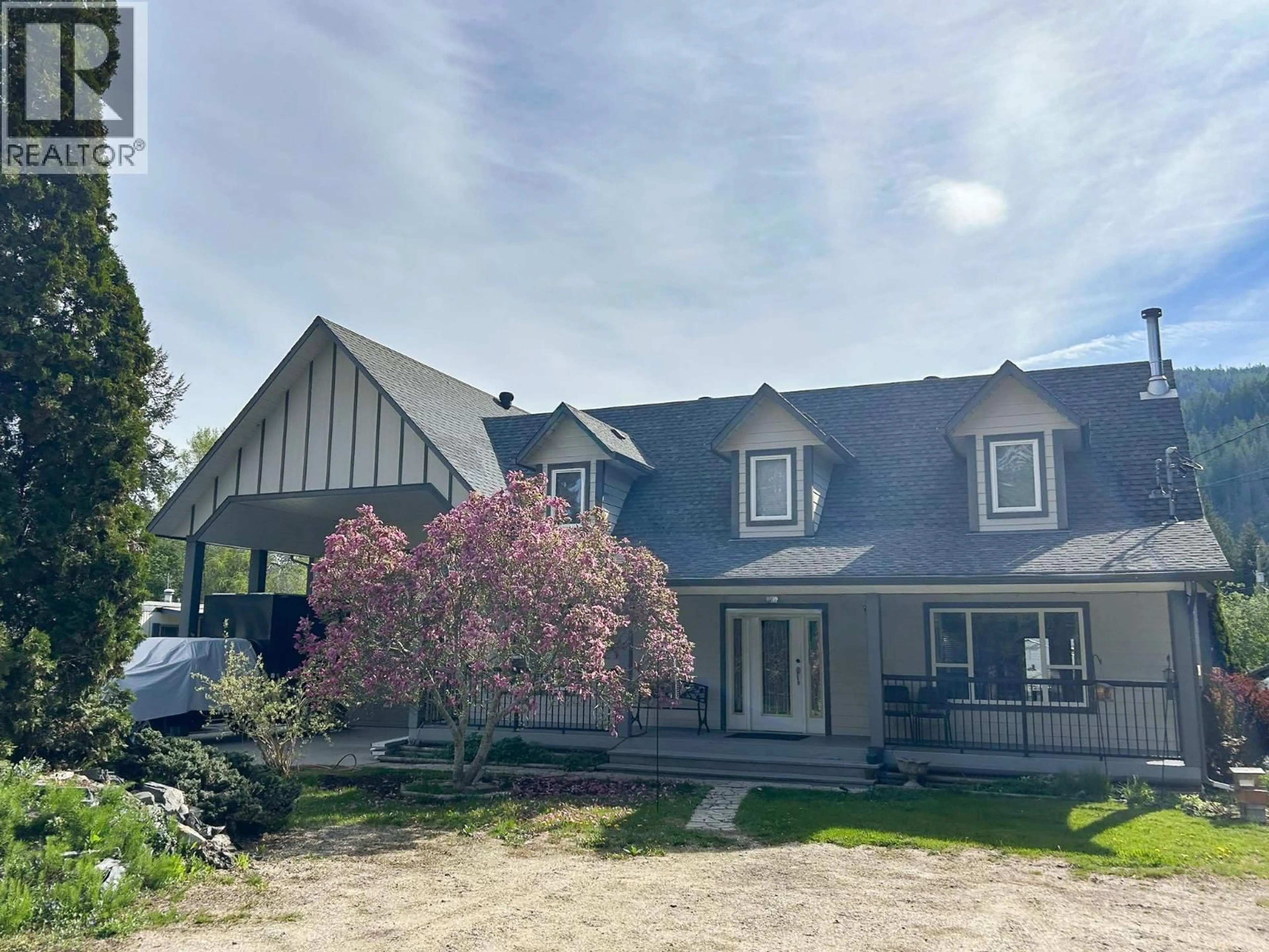 A pic from outside/outdoor area/front of a property/back of a property/a pic from drone, unknown for 401 GILLIS AVENUE, Sicamous British Columbia V0E2V1