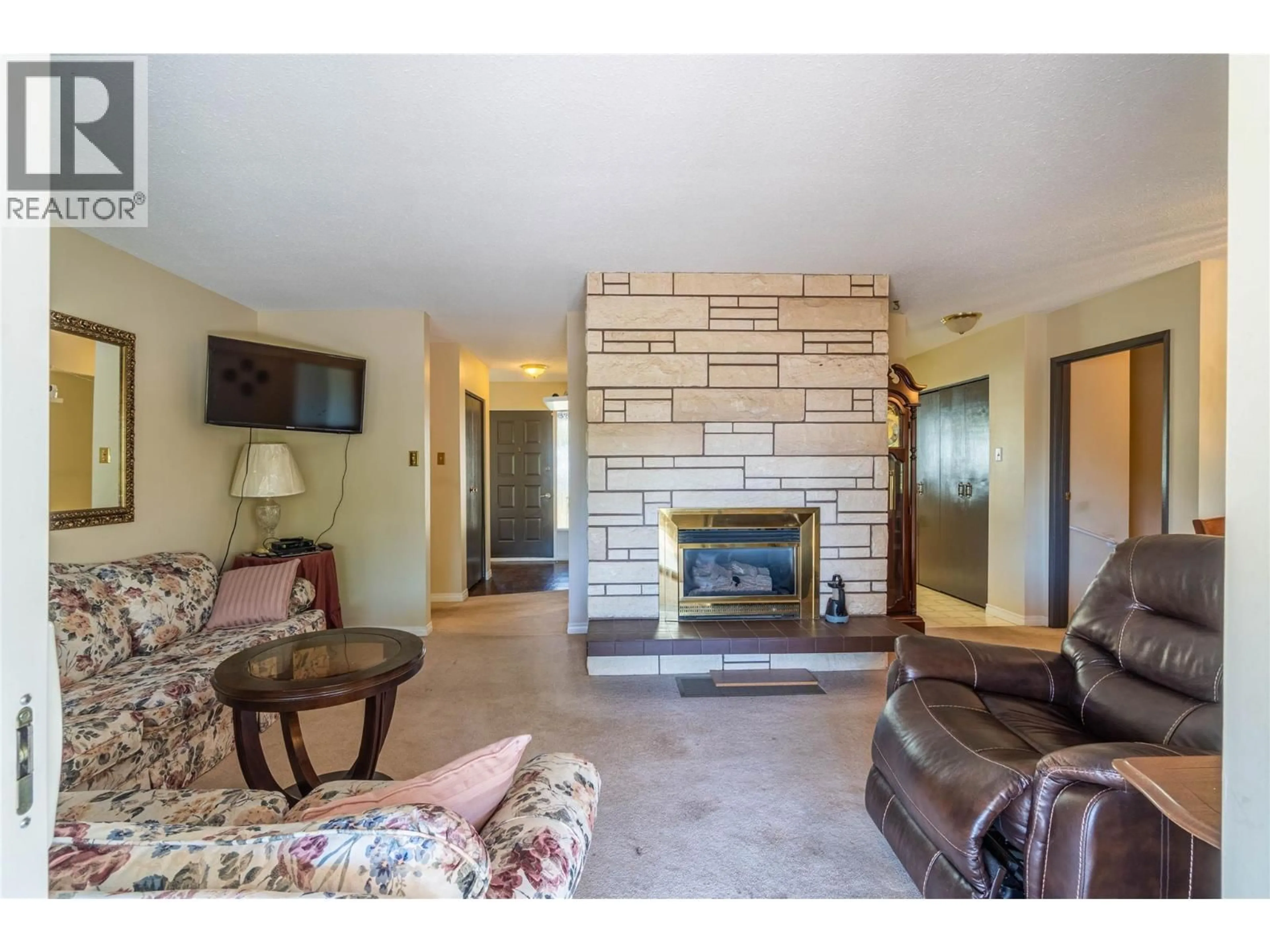 Living room with furniture, unknown for 925 SICAMORE DRIVE, Kamloops British Columbia V2B8B7