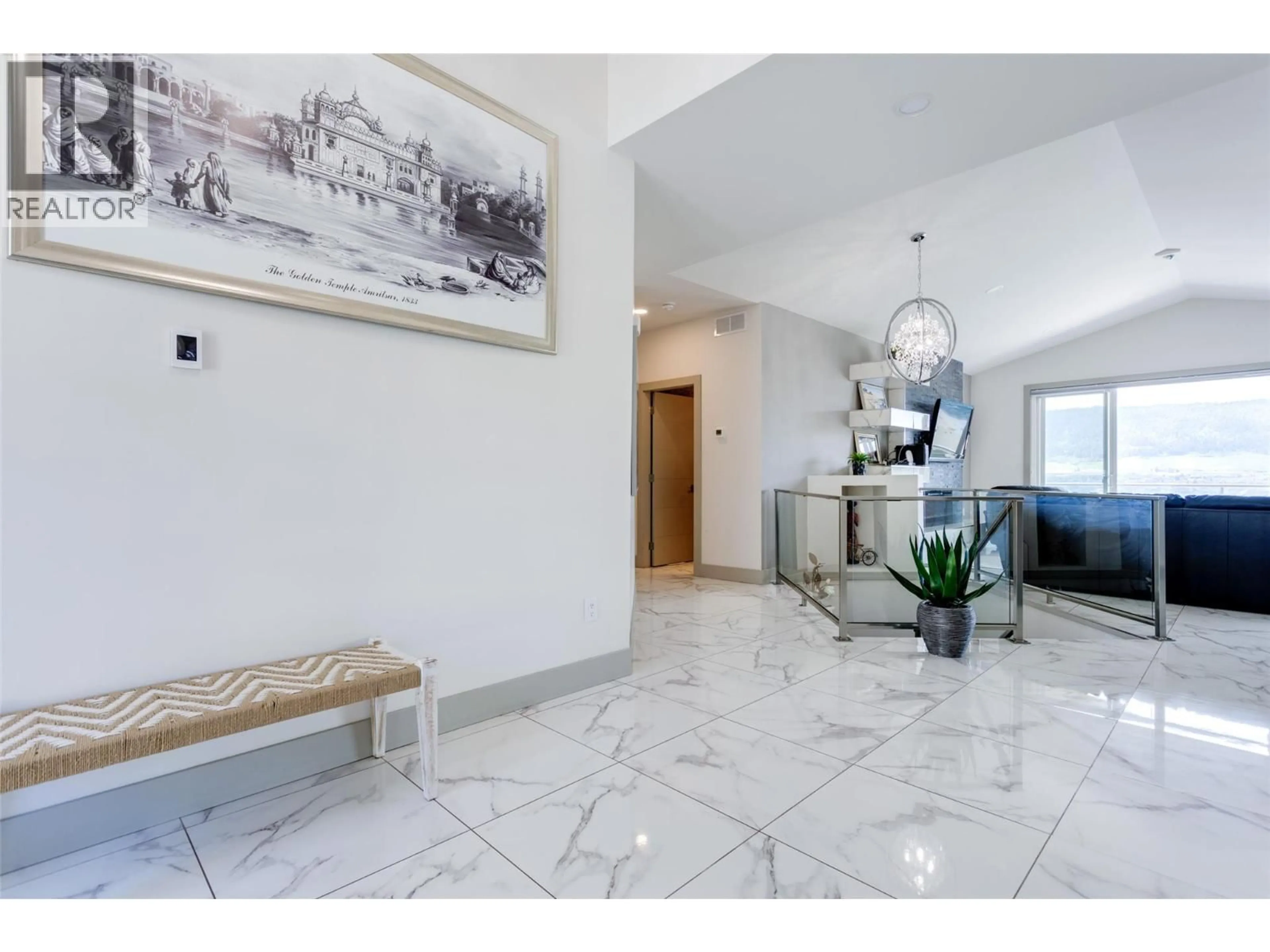 Indoor foyer for 7217 LAKERIDGE PLACE, Vernon British Columbia V1H1Y3