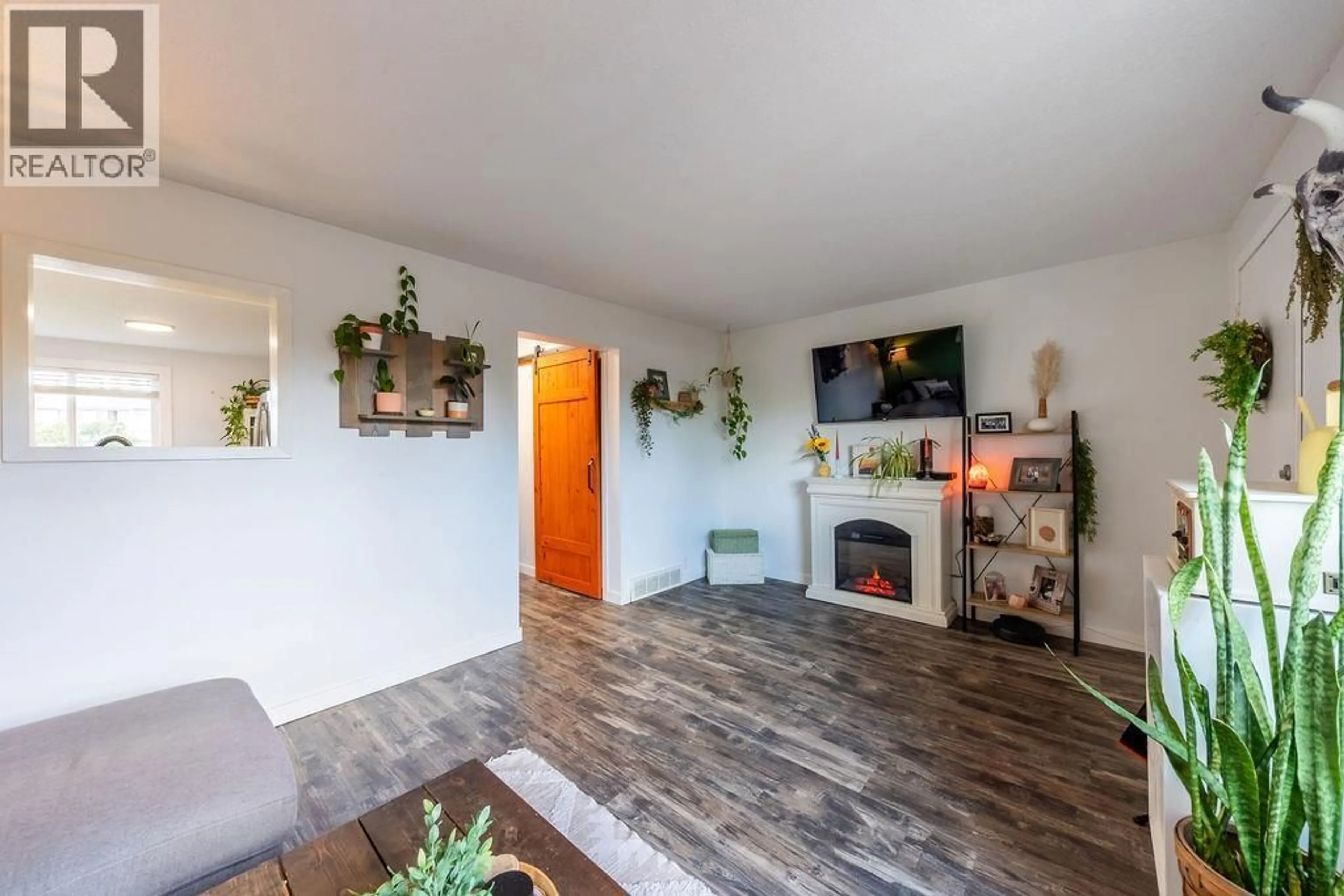 Living room with furniture, wood/laminate floor for 63 - 2576 SANDPIPER DRIVE DRIVE, Kamloops British Columbia V2B6X1