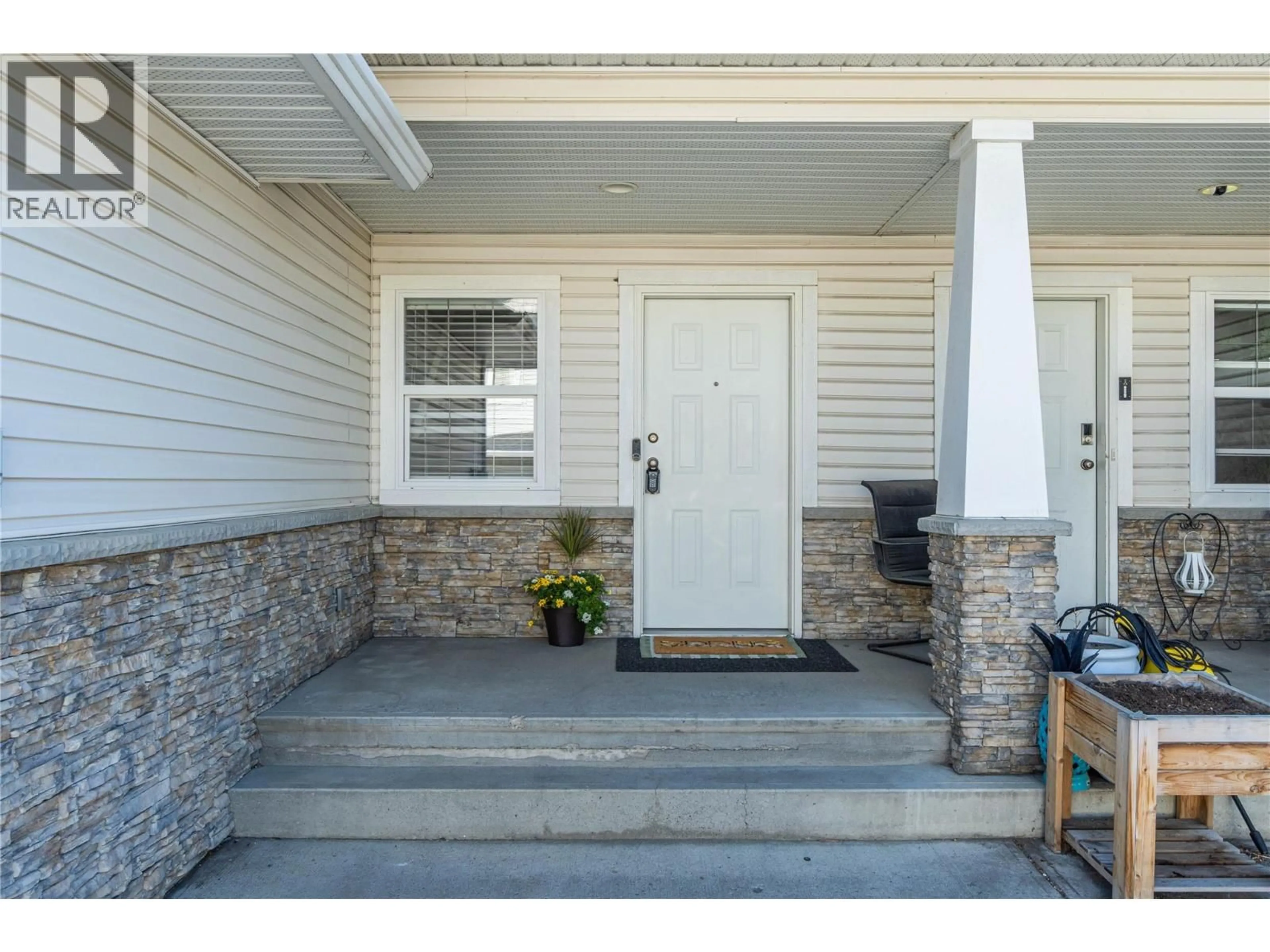 Indoor entryway for 4 - 1945 GRASSLANDS BOULEVARD, Kamloops British Columbia V2B1V1
