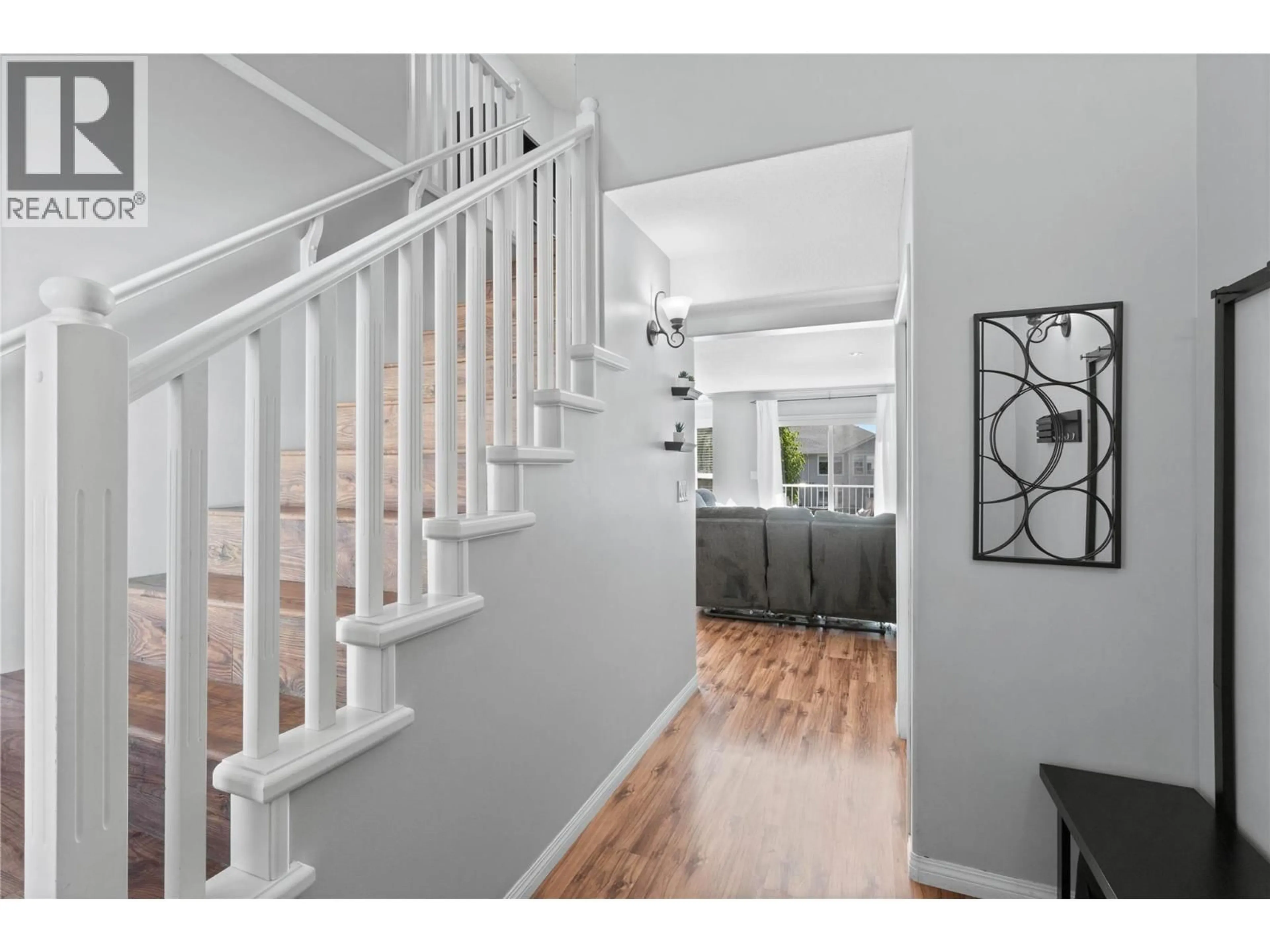Indoor entryway for 4 - 1945 GRASSLANDS BOULEVARD, Kamloops British Columbia V2B1V1