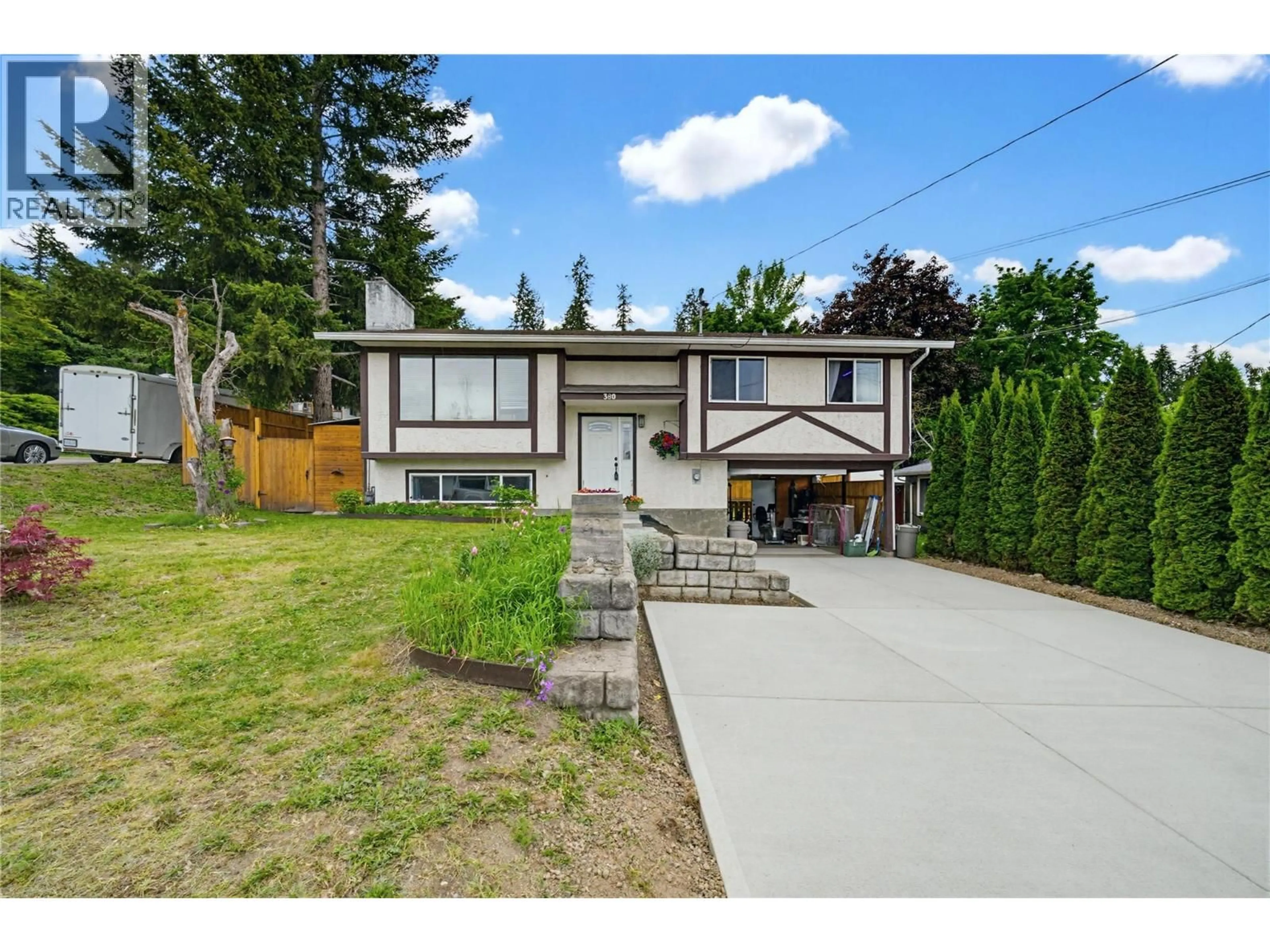 Home with vinyl exterior material, street for 380 6 AVENUE SOUTHEAST, Salmon Arm British Columbia V1E4G7